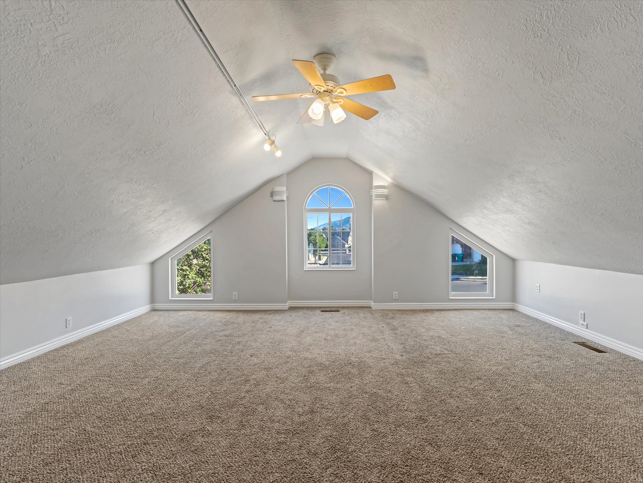 Empty room/bonus room