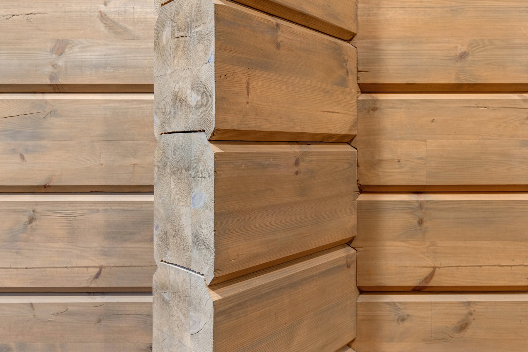Log home construction featuring interlocking wood beams
