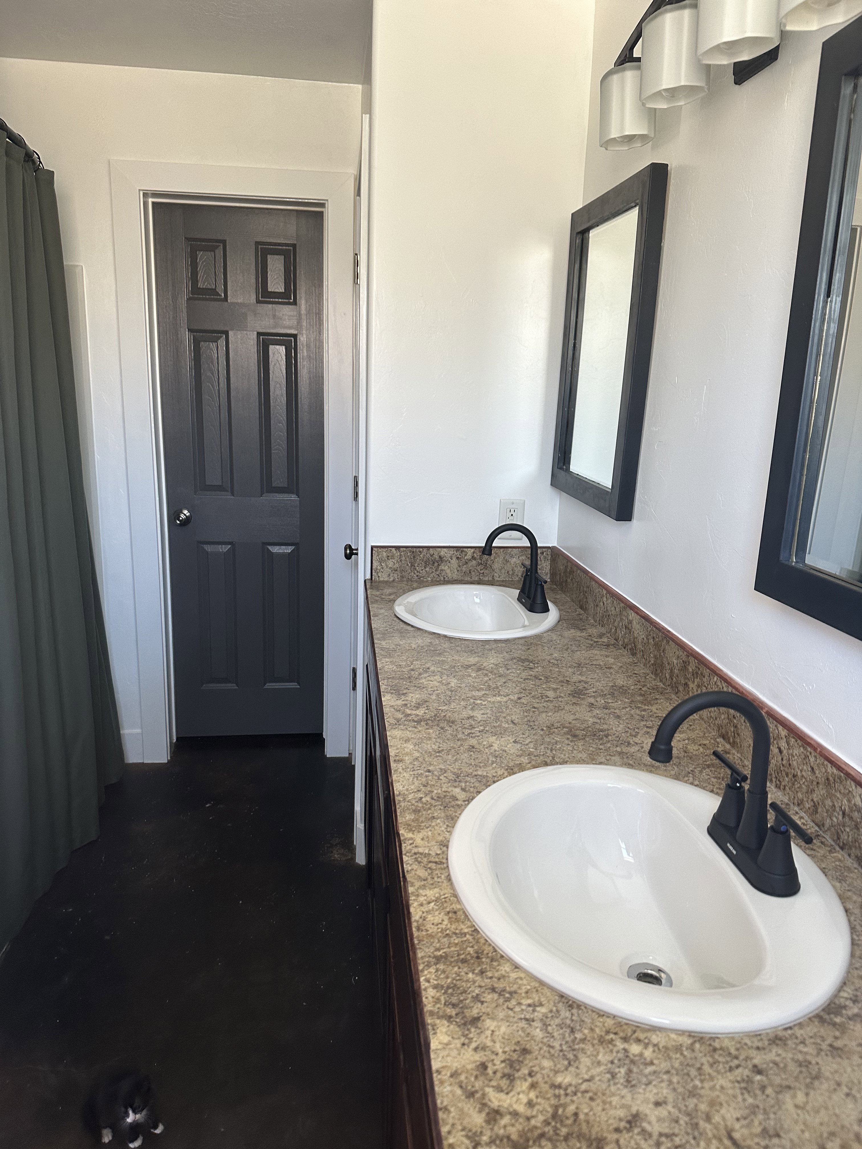 Master bath with dual vanity with oval sinks