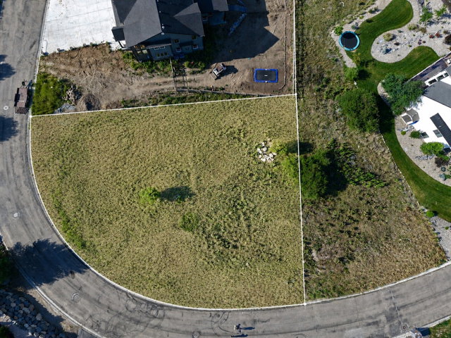 Expansive lot featuring a curvilinear street frontage and natural ground cover