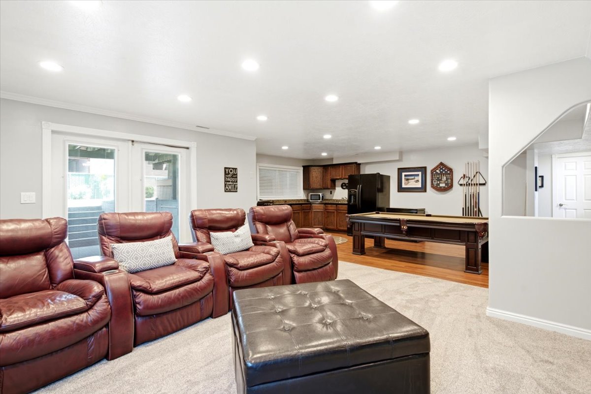 Potential mother-in-law apartment/ADU: walkout basement with kitchenette
