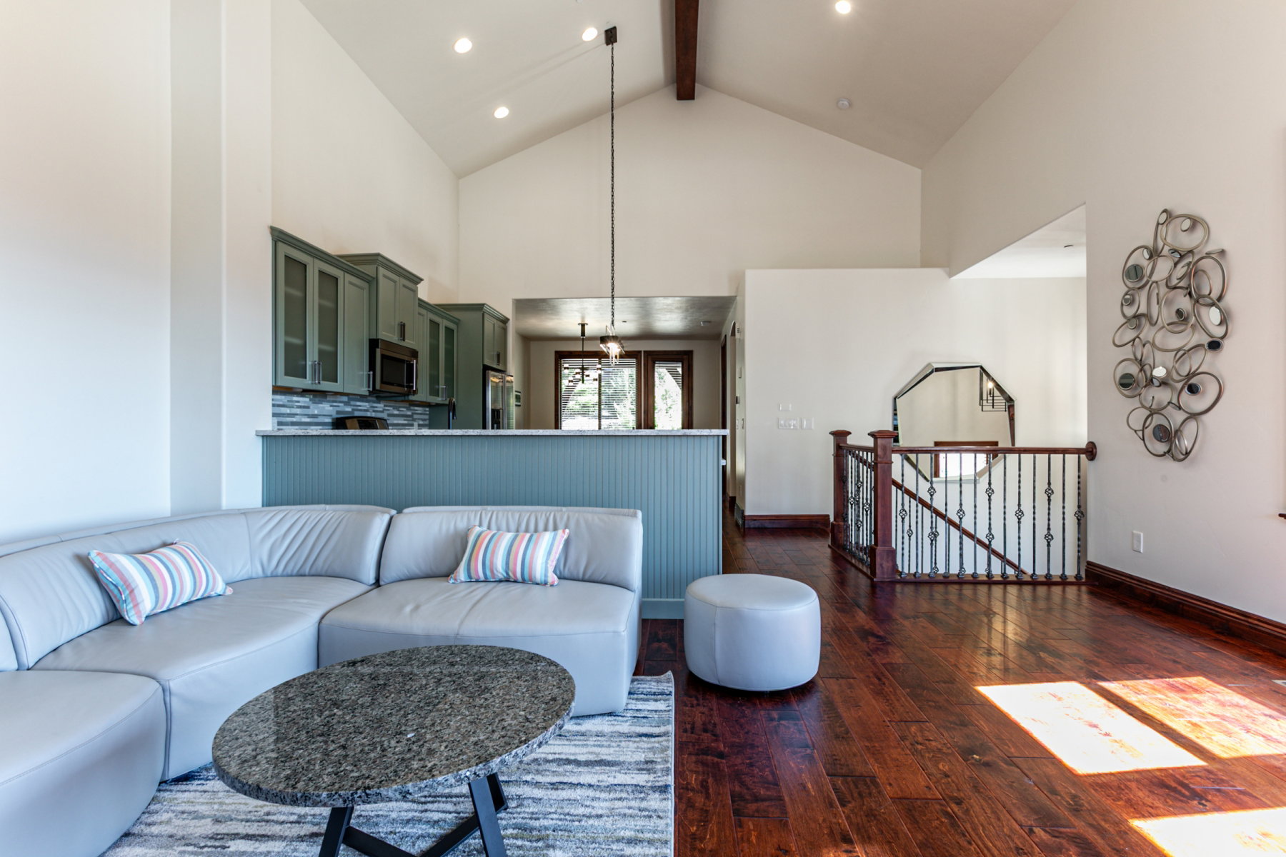 Vaulted ceiling great room with dark wood-finish flooring