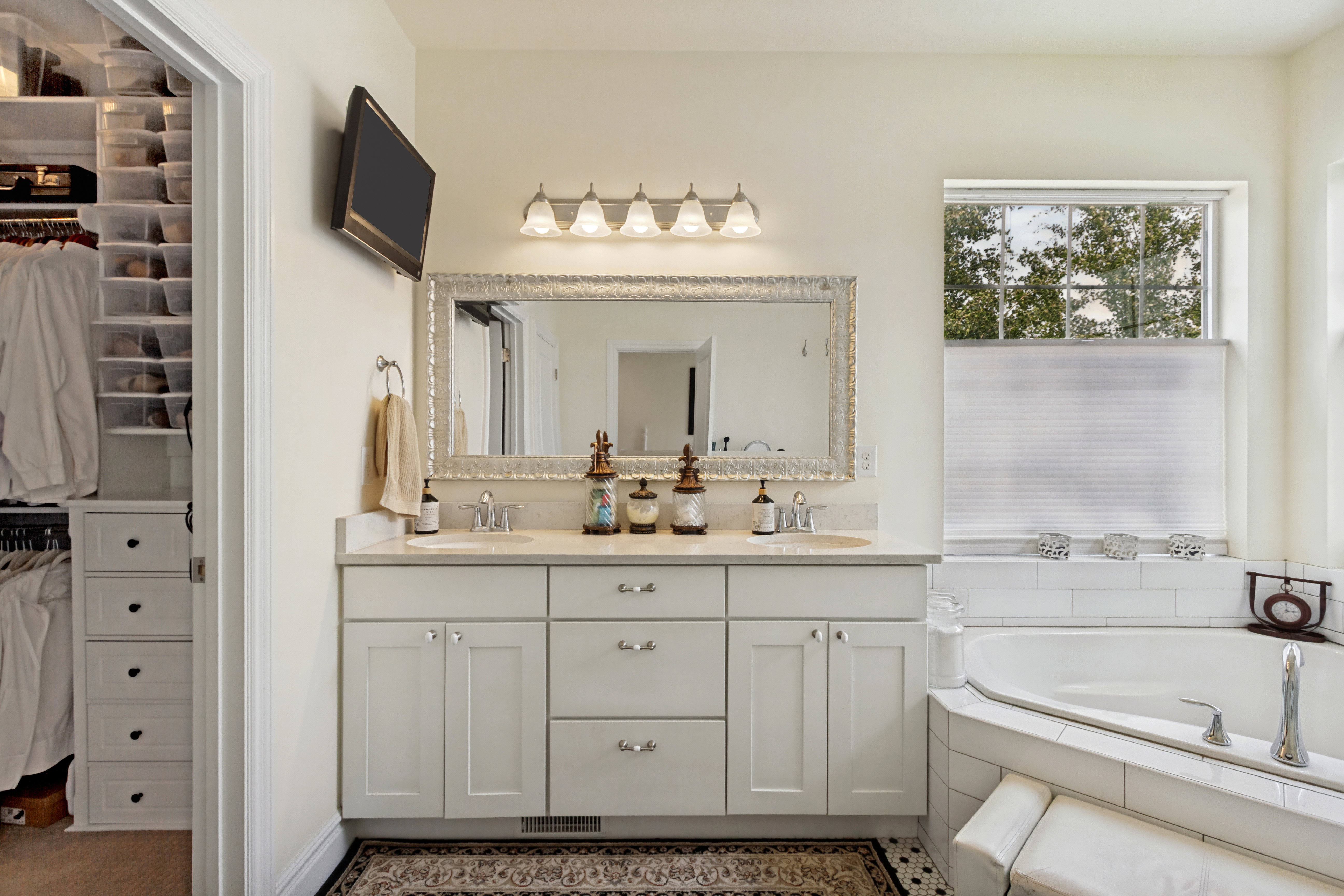 Primary bedroom bathroom