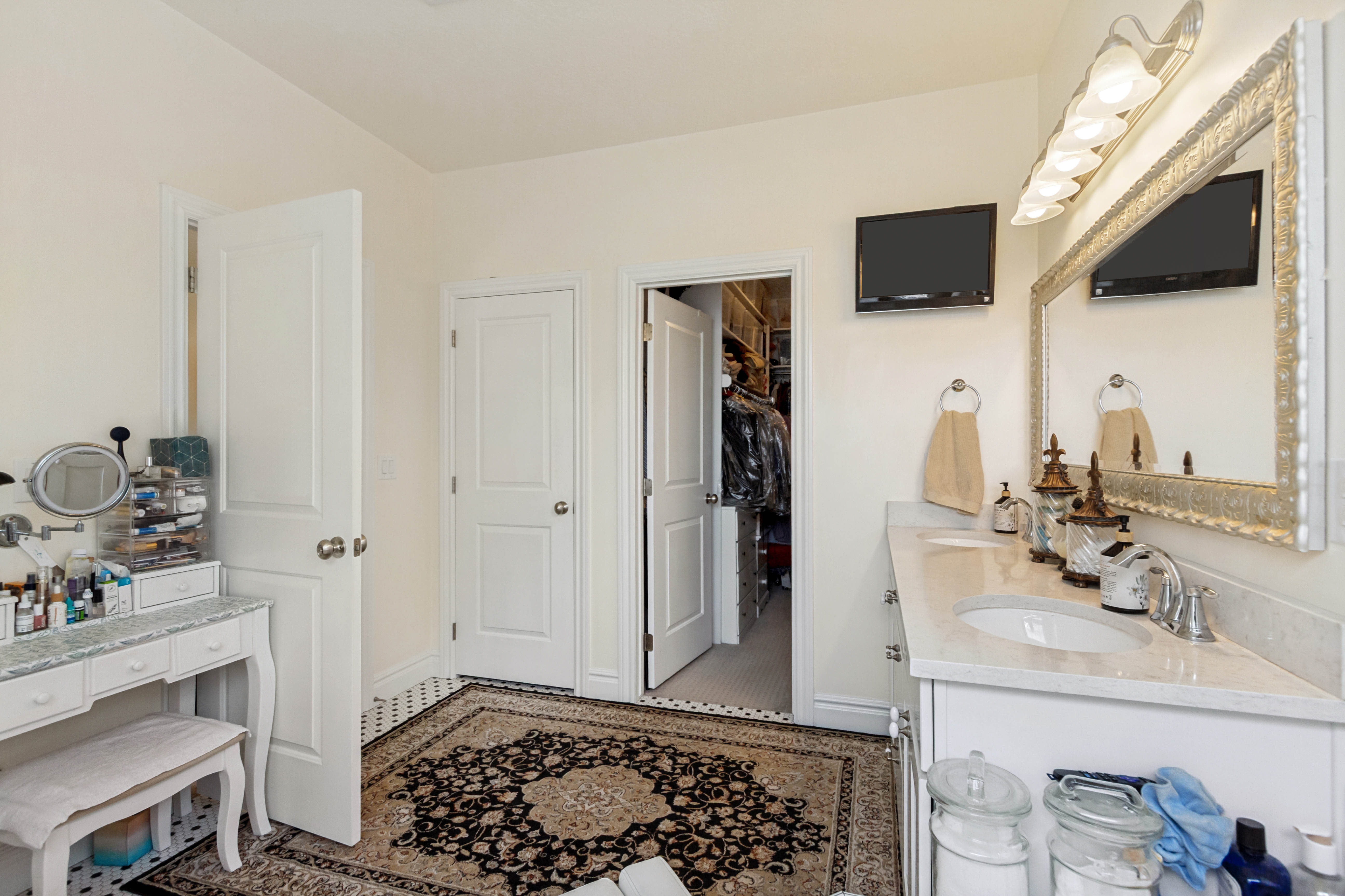 Primary bedroom bathroom