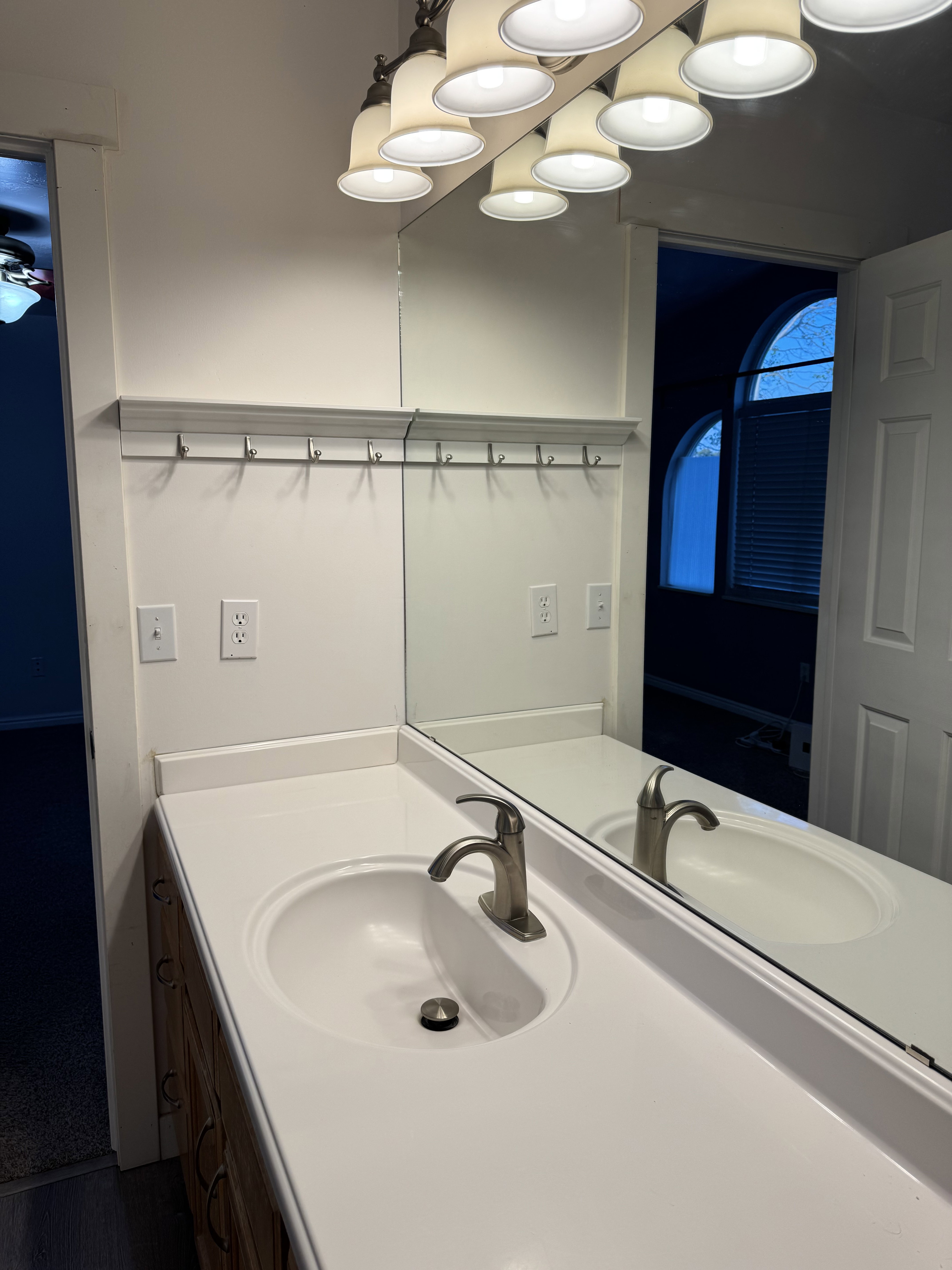 Single vanity with a white countertop and integrated sink