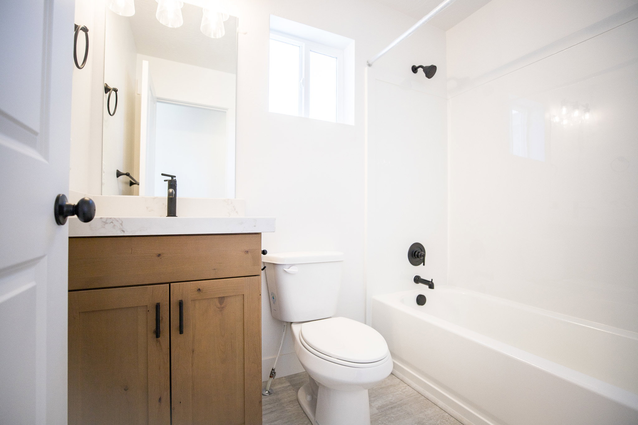 Upstairs Full Bathroom