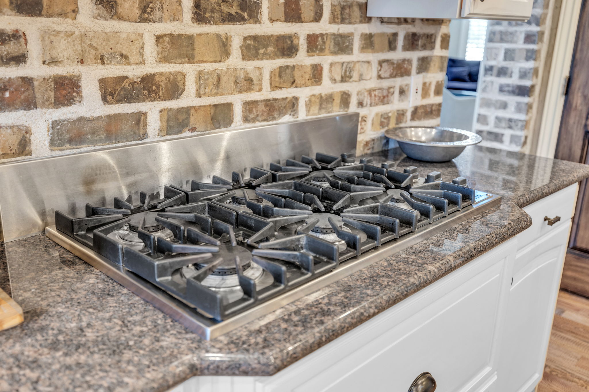 Built-in gas range with multiple burners