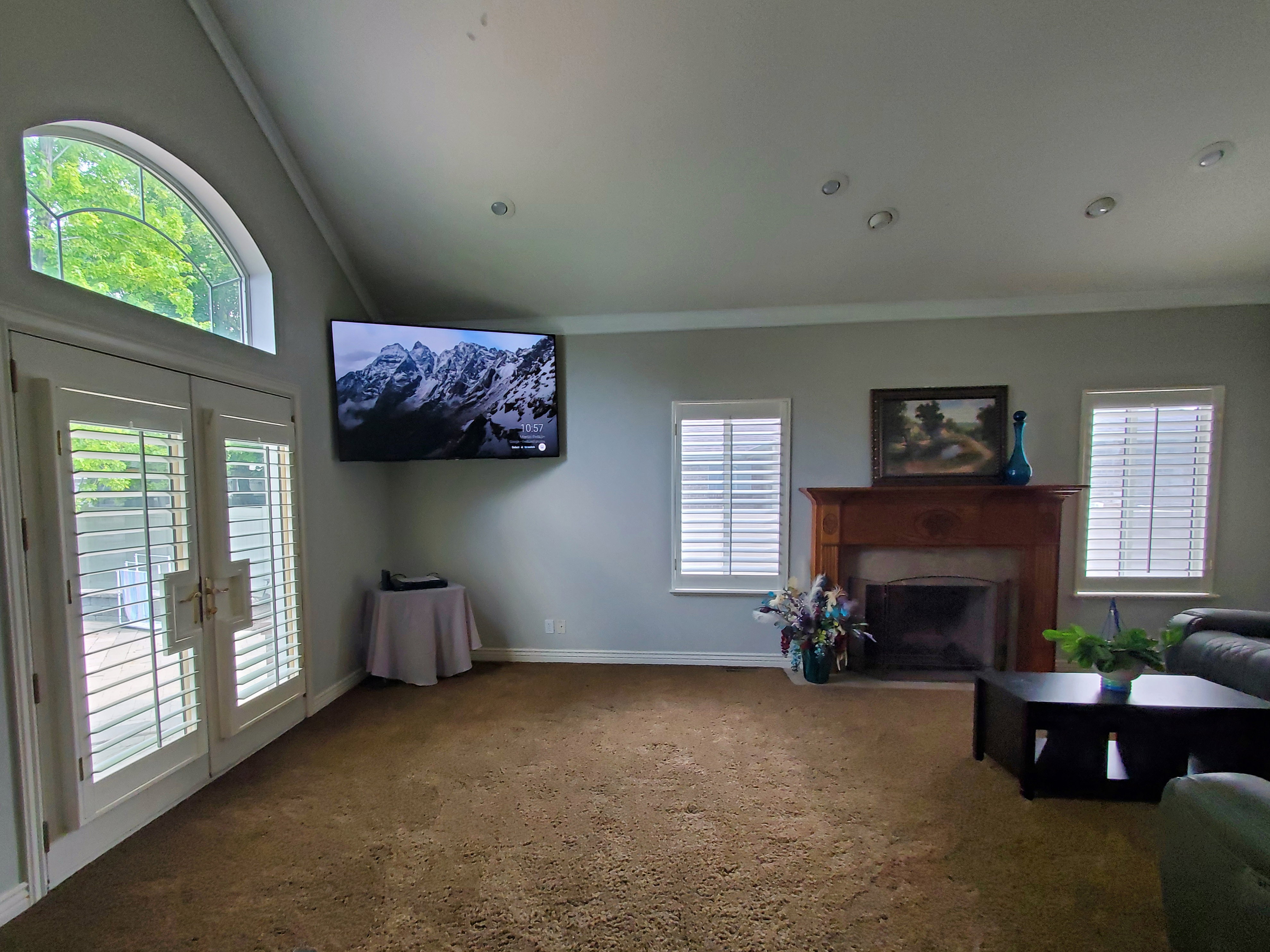 Living room with vaulted ceiling and arched transom window