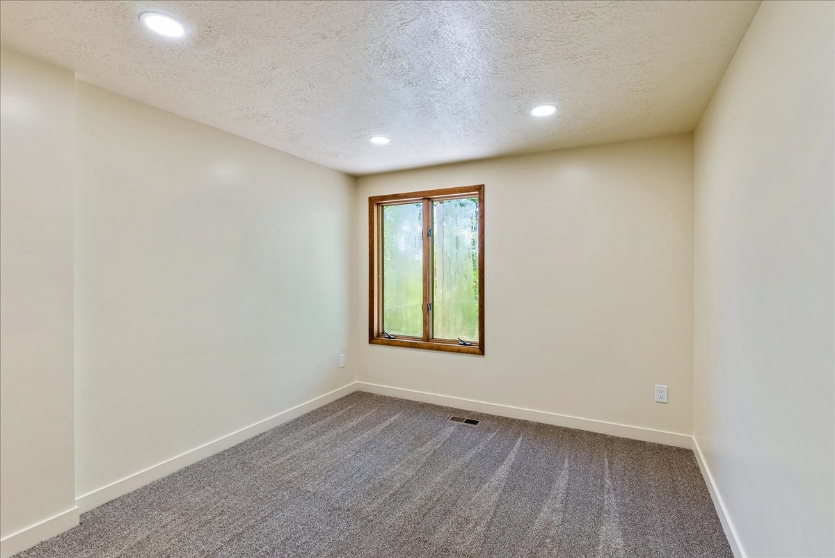 Neutral-toned walls complement the gray patterned carpet flooring