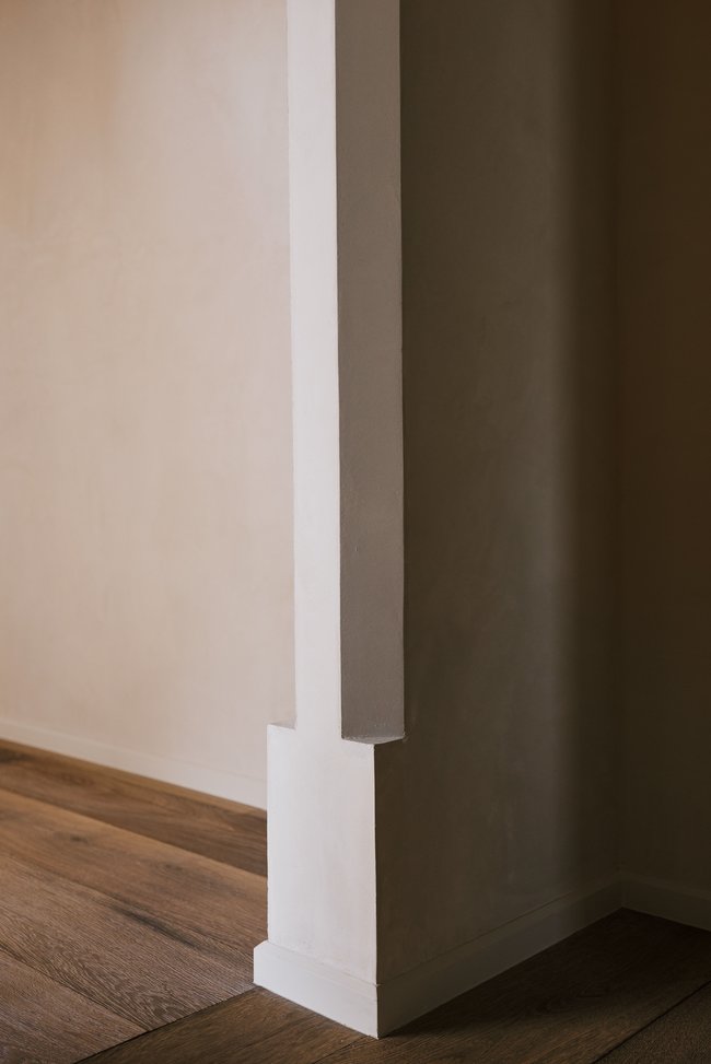 Architectural column with integrated baseboard