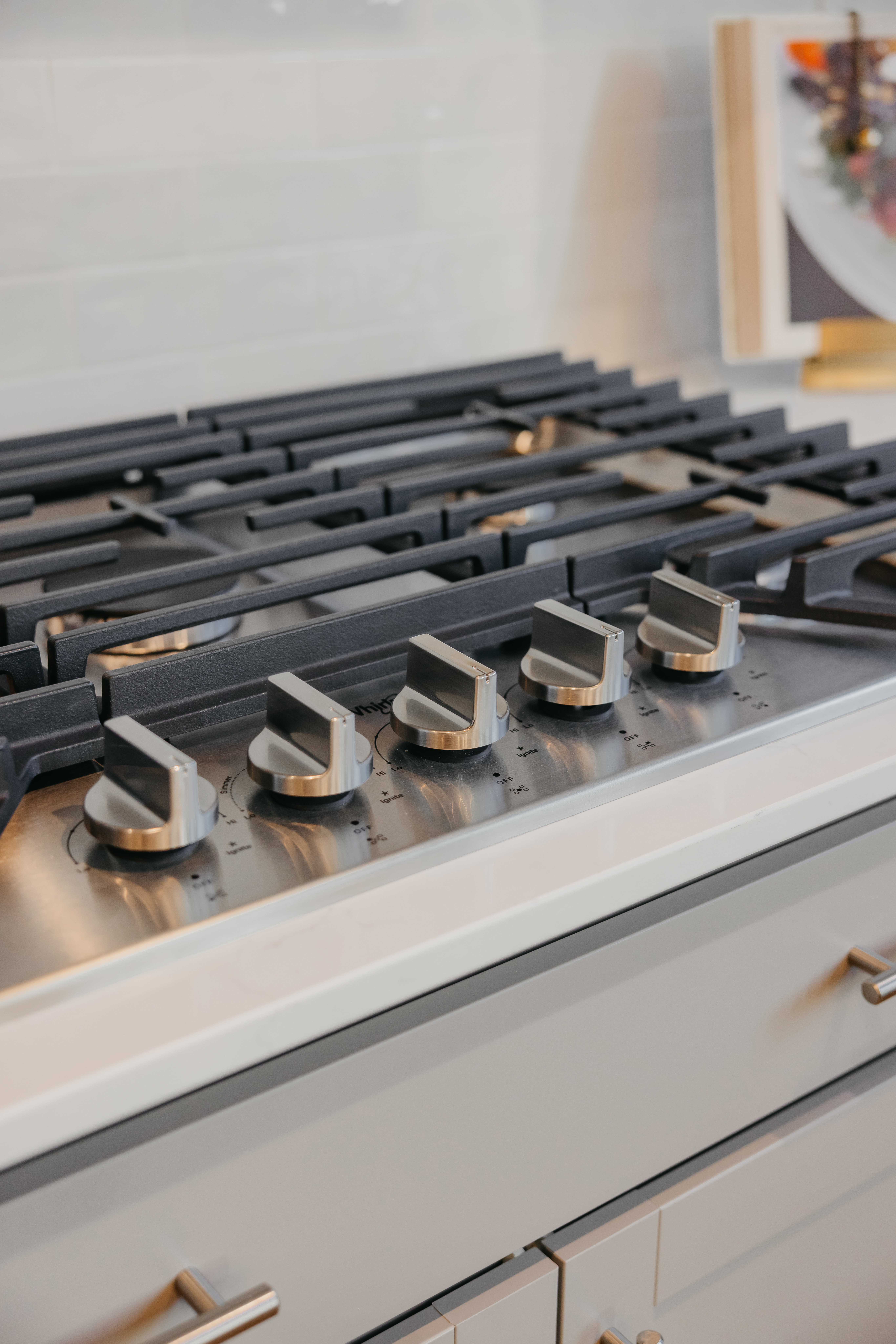 Stainless steel cooktop with five burners and coordinating control knobs