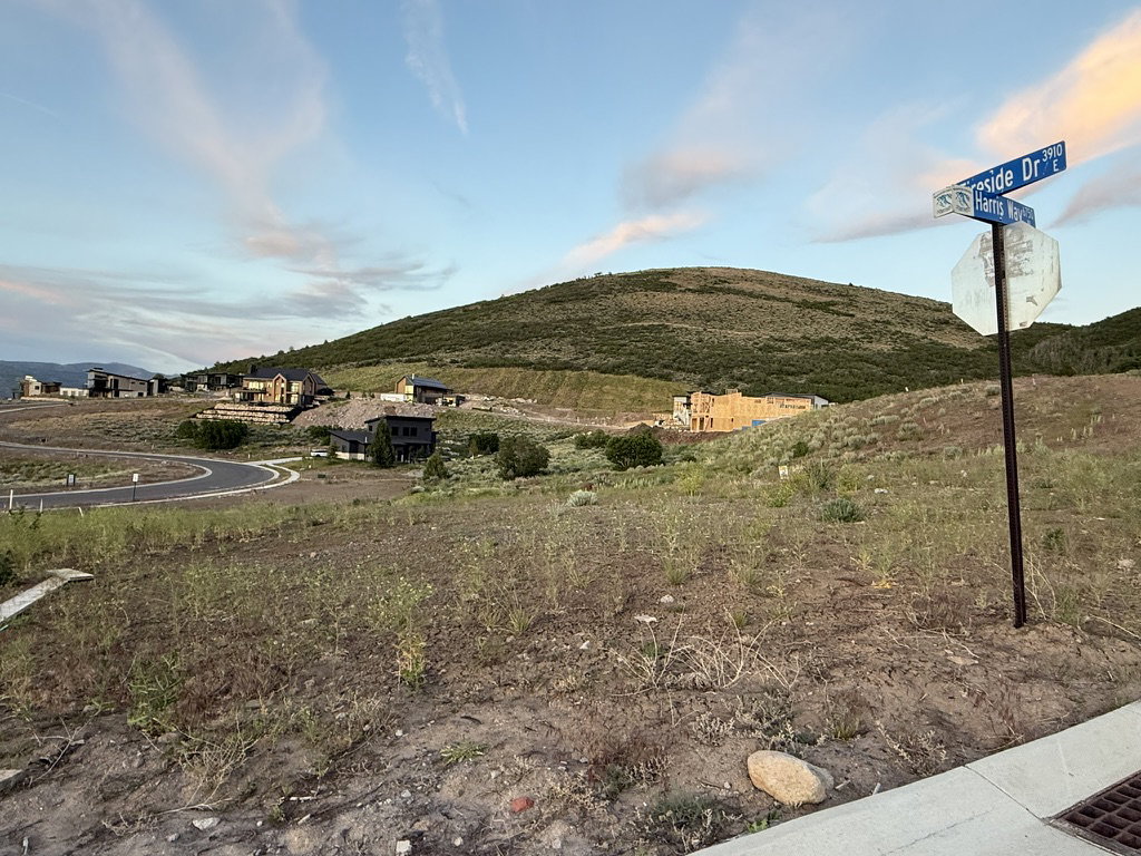 Expansive undeveloped land parcel featuring a gentle slope