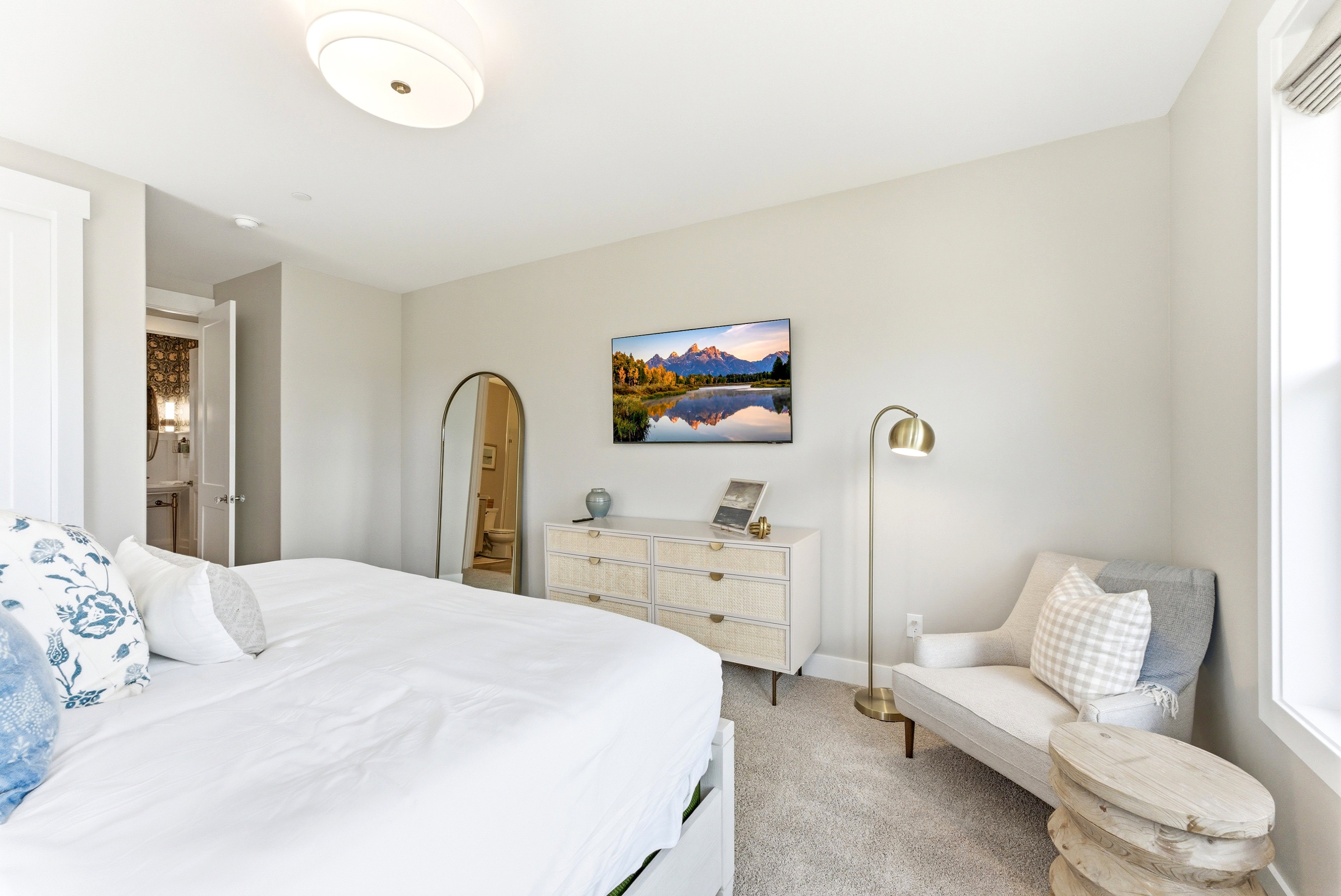 Spacious room with plush carpeting, neutral wall tones, and recessed lighting