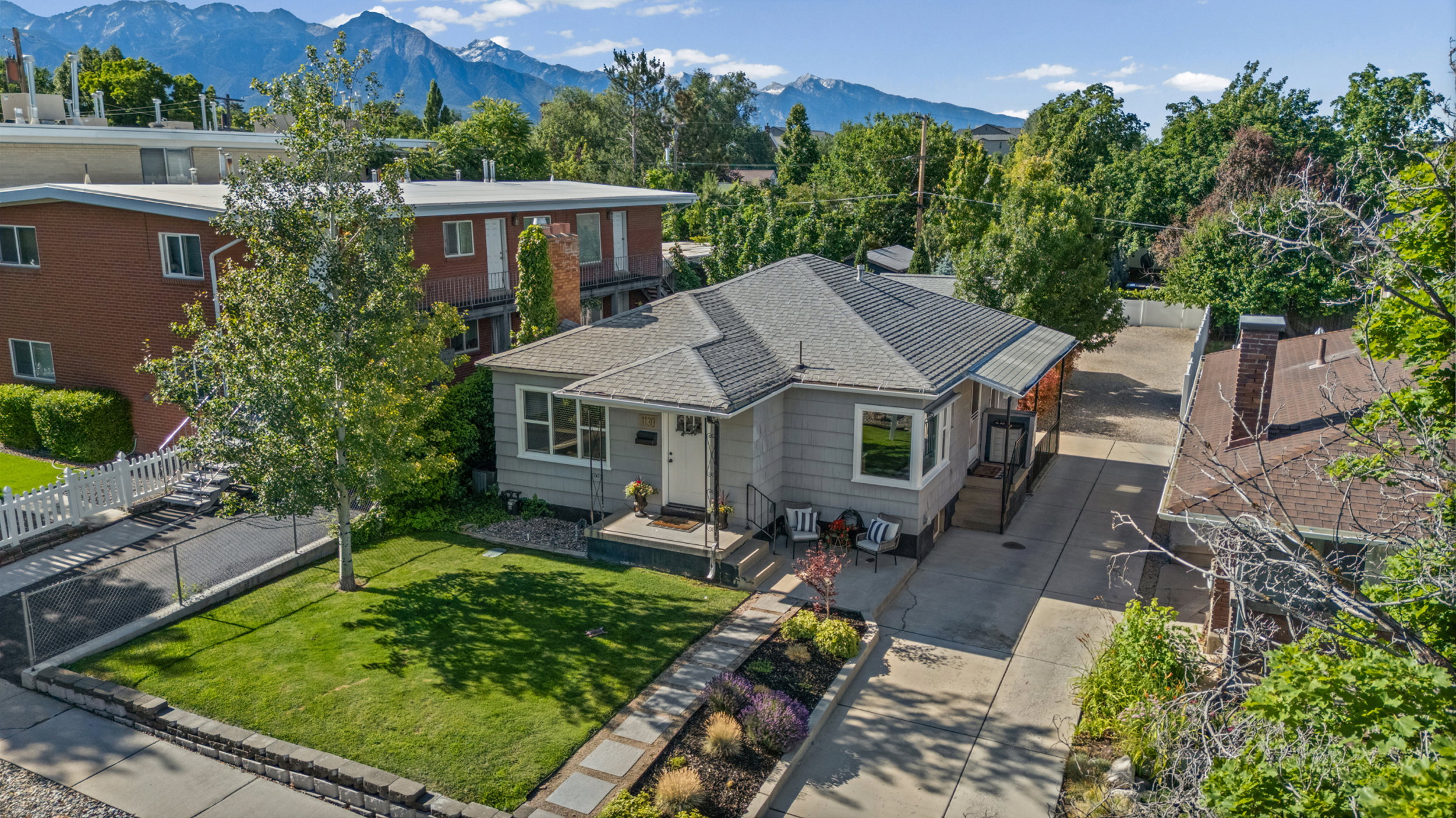 Ranch-style residence featuring a gray exterior and a prominent bay window
