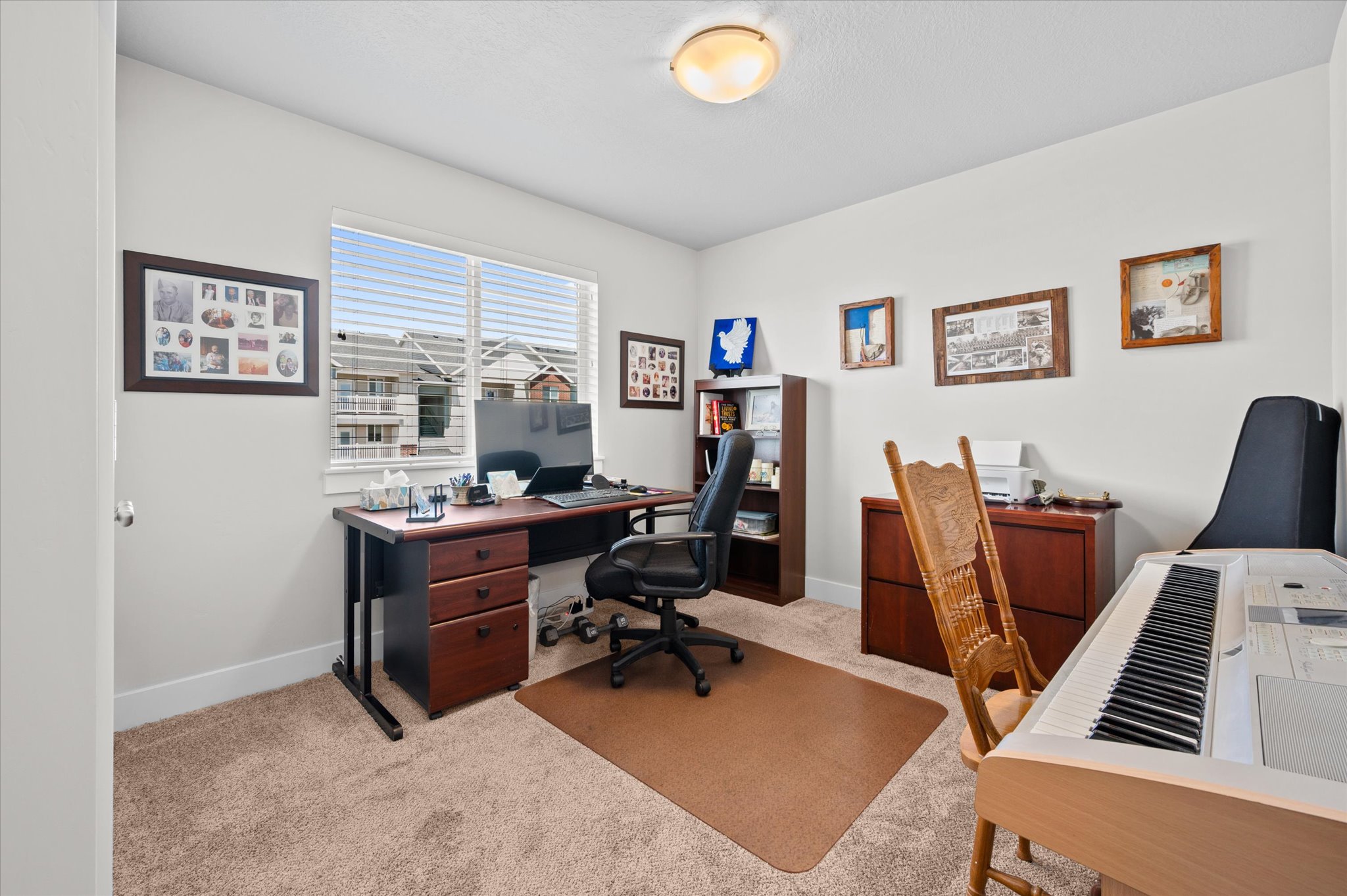 Carpeted room with a double window featuring horizontal blinds