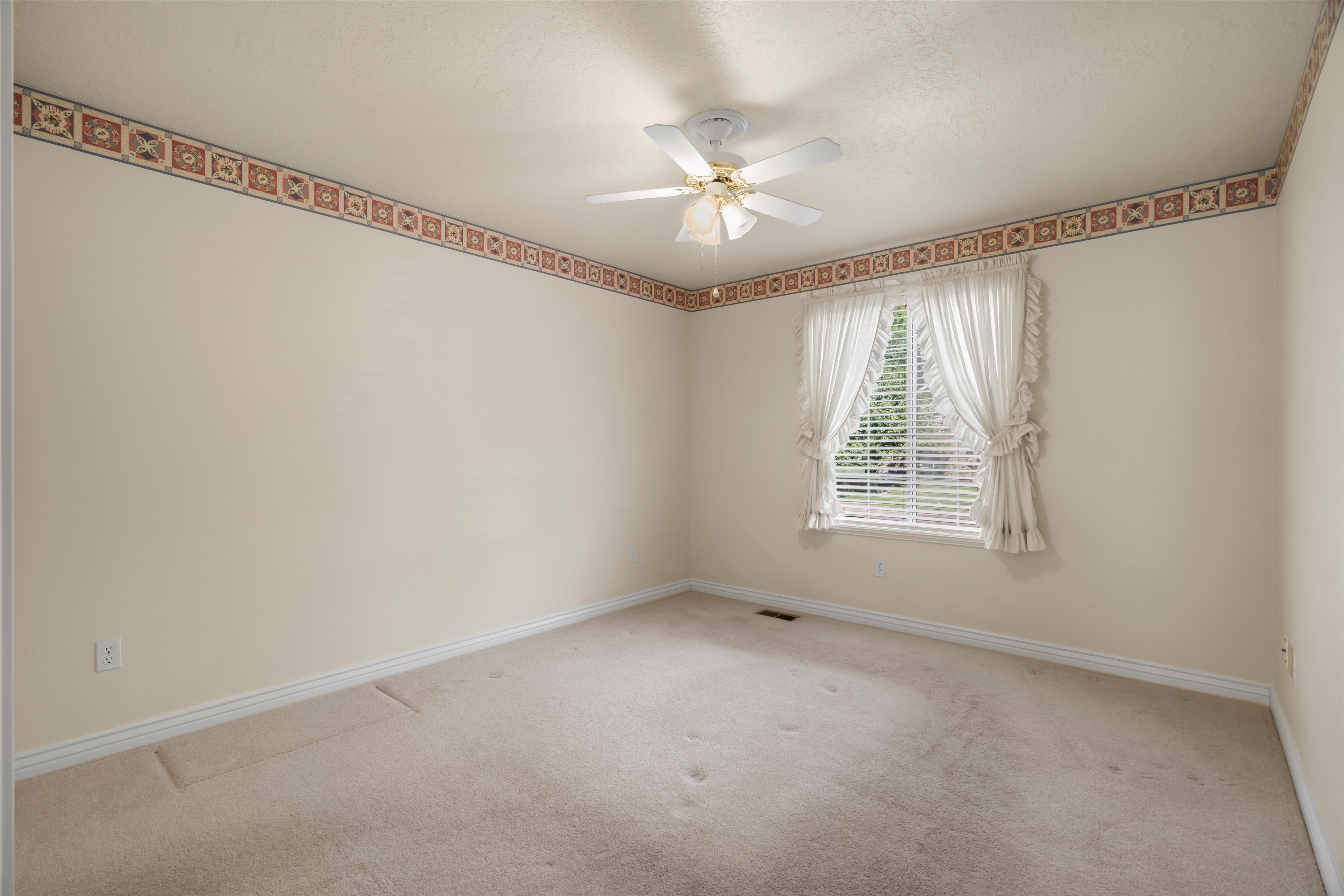 Neutral wall tones with patterned border accent