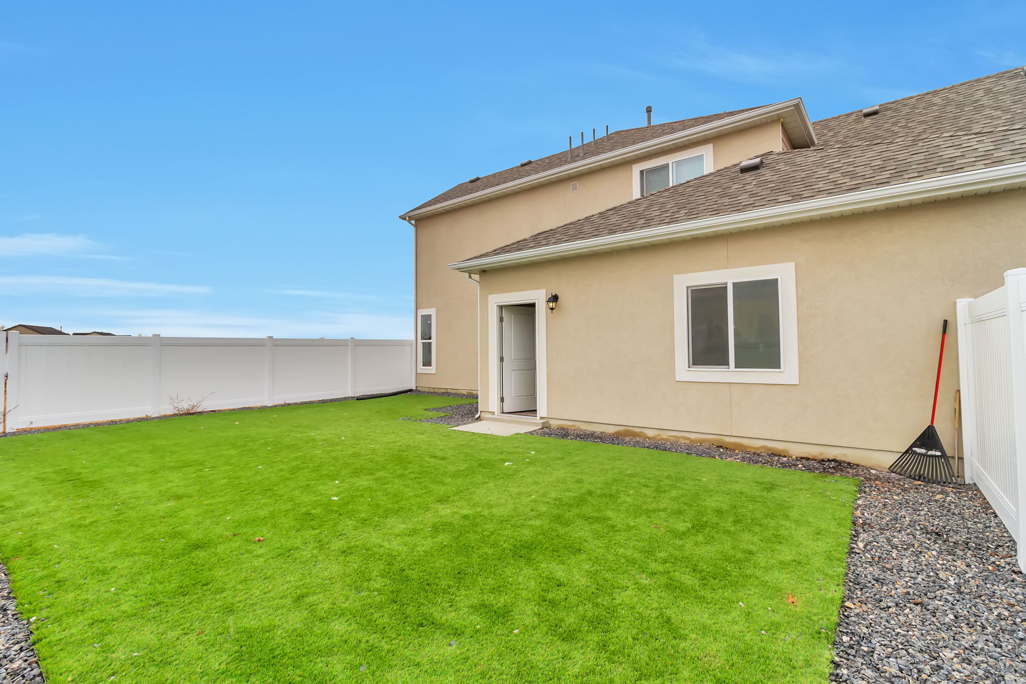Professionally designed and fully fenced side yard.
