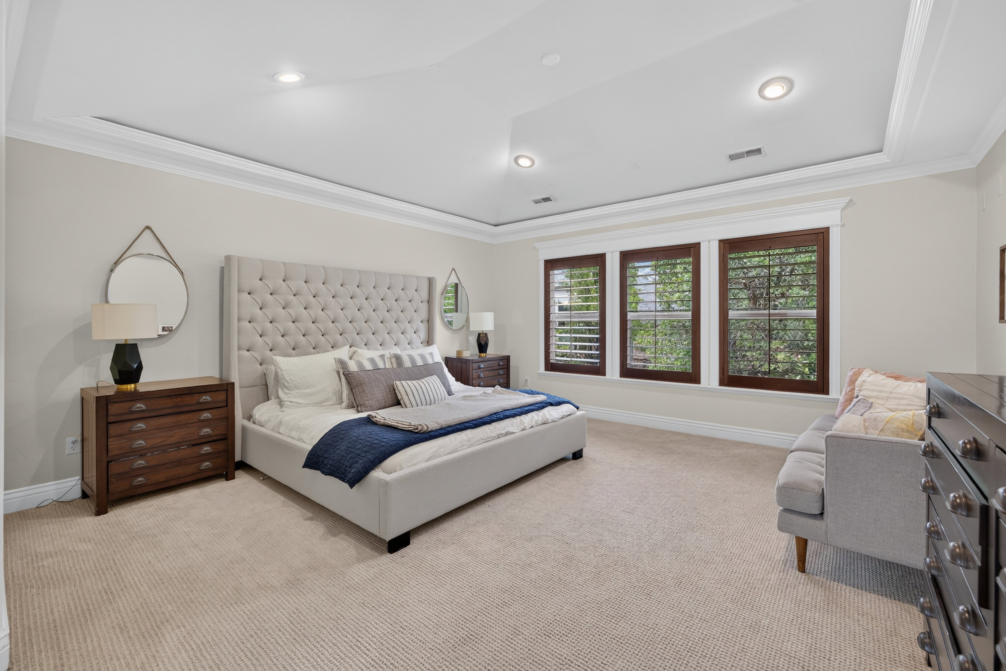 Spacious interior room featuring a tray ceiling with recessed lighting