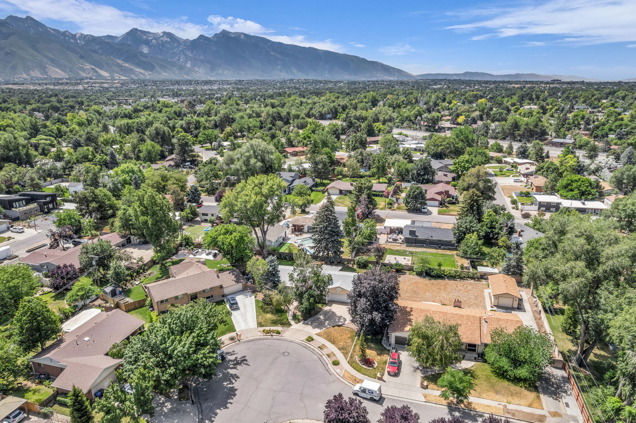 Expansive neighborhood featuring mature trees and a cul-de-sac street