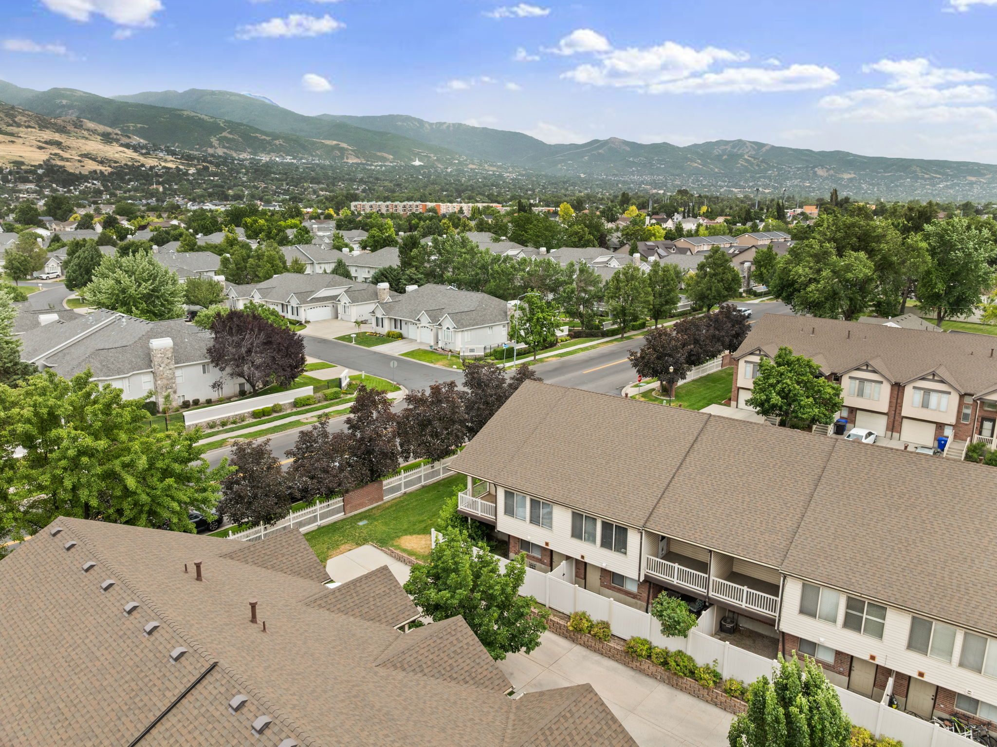 Expansive neighborhood setting featuring a mix of townhomes and single-family residences
