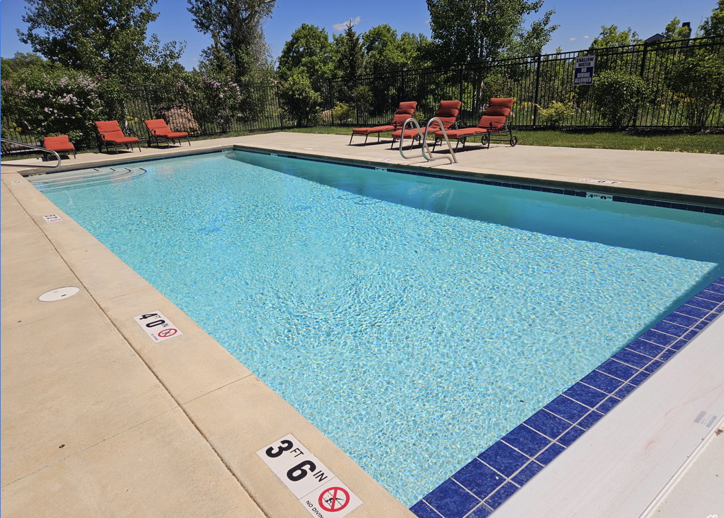 HOA clubhosue Pool