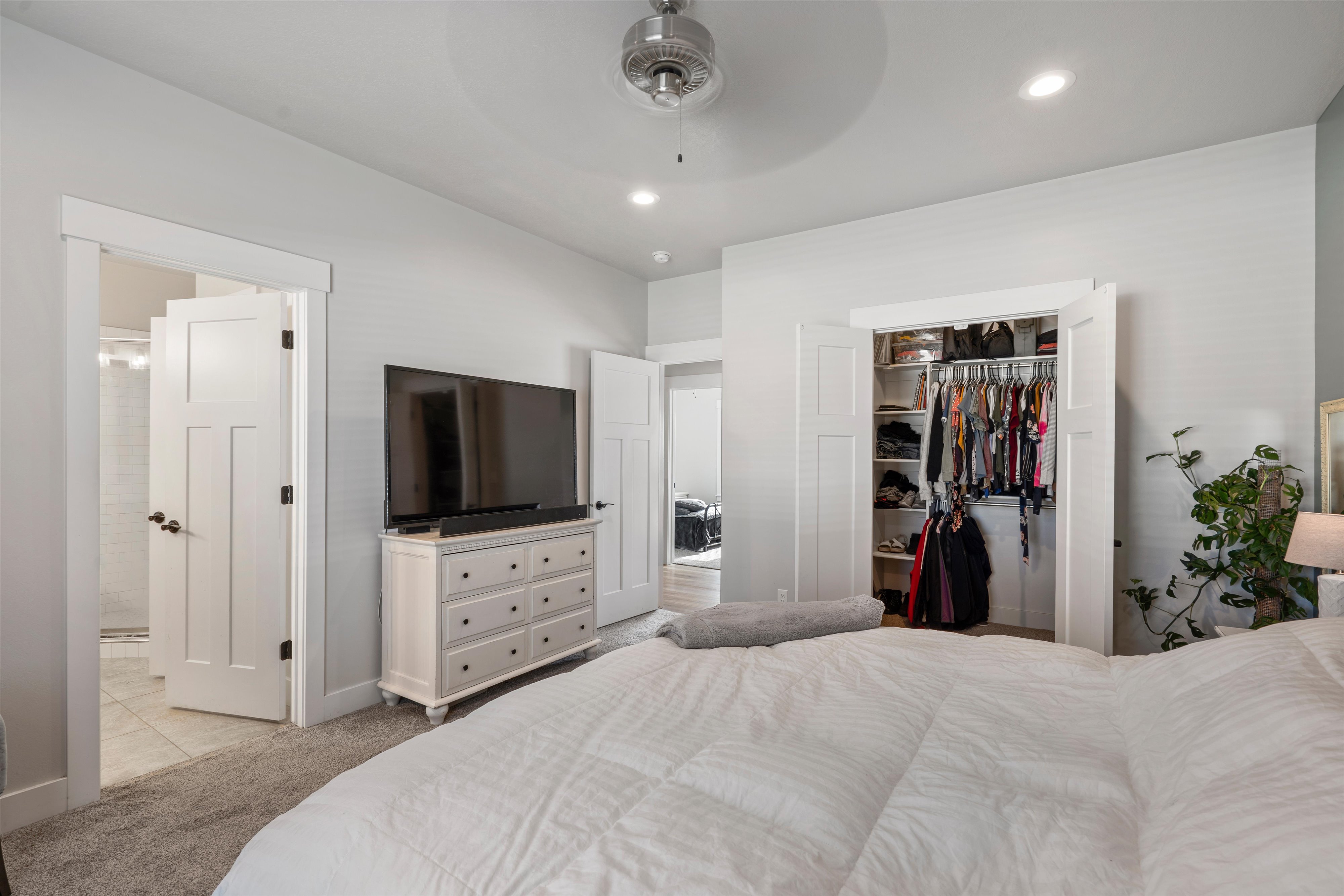 Carpeted room with recessed lighting and a ceiling fan