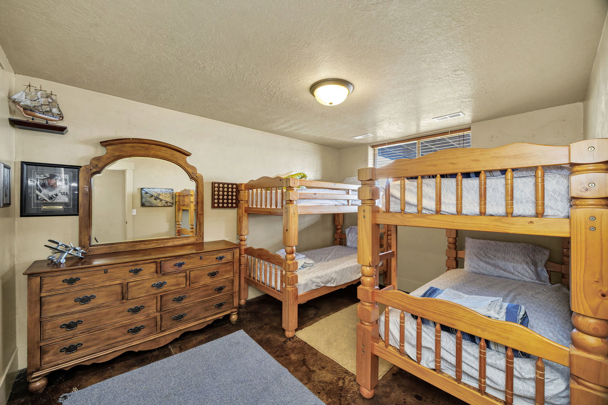 Recessed window with horizontal blinds