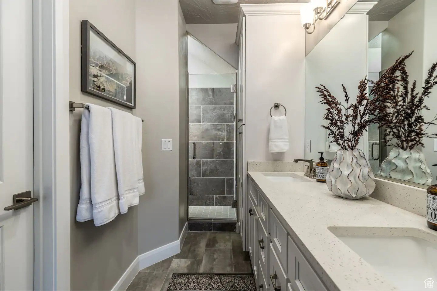 Dual vanity with undermount sinks and light-toned countertop
