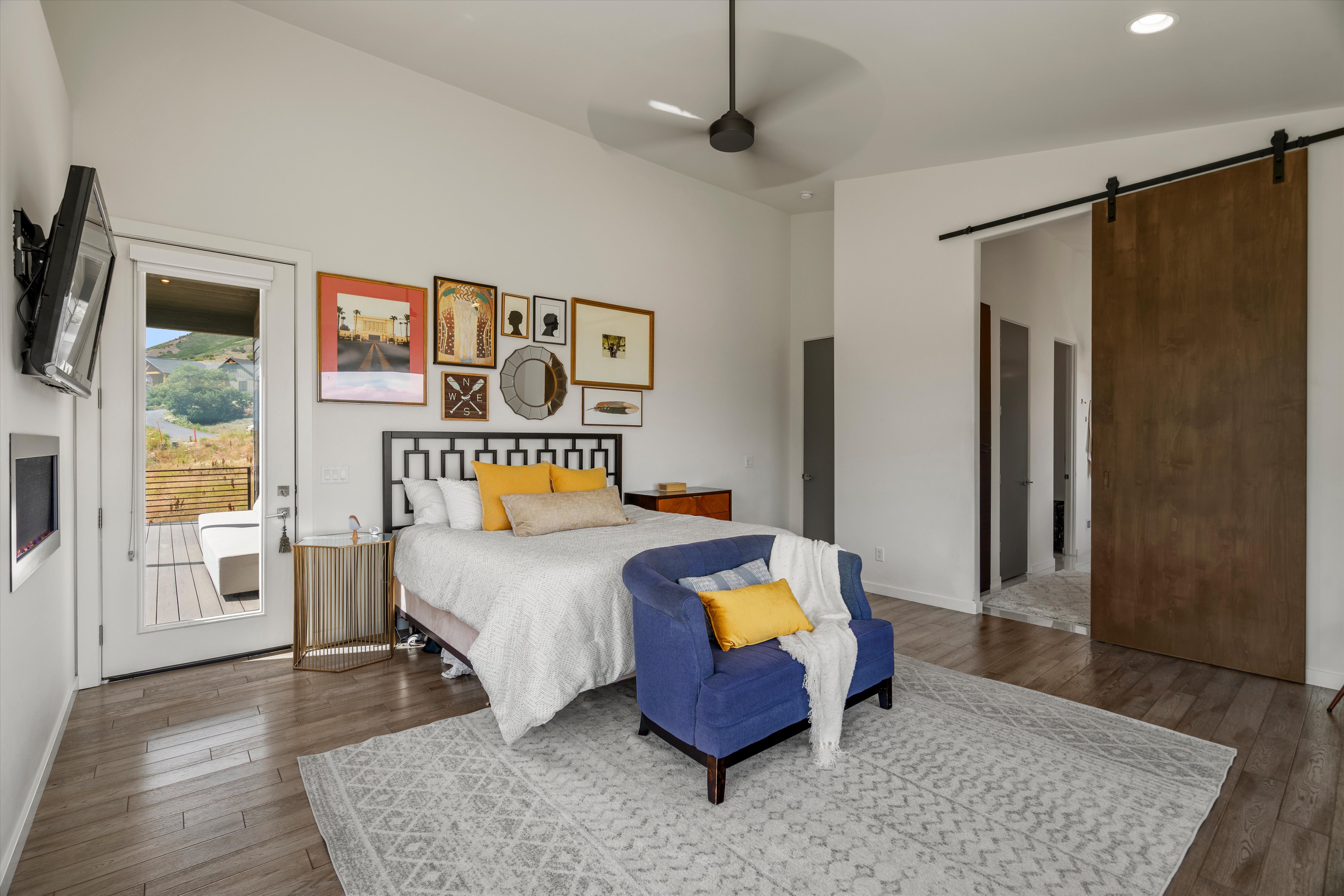 Spacious room featuring wood-finish flooring, a contemporary ceiling fan, and recessed lighting