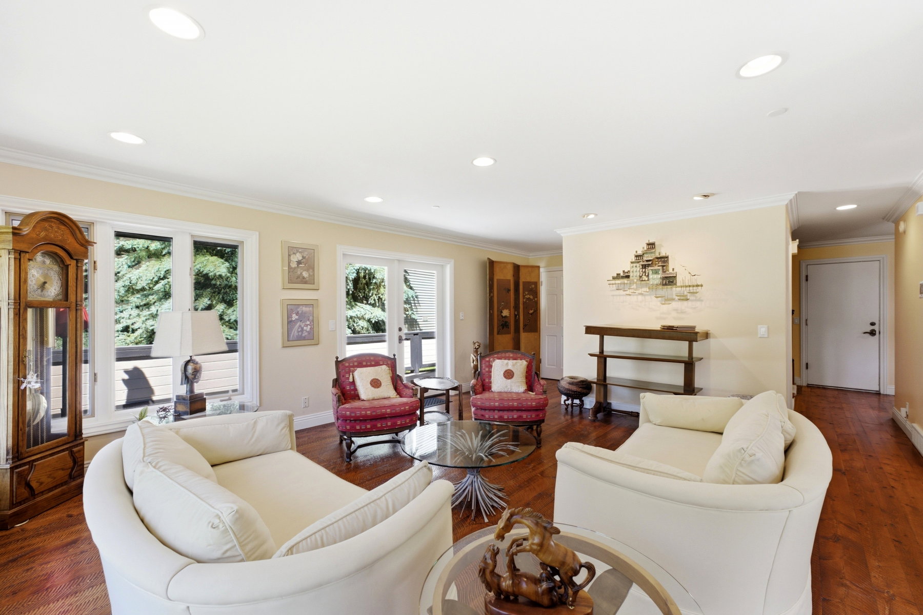Living area with wood-finish flooring, recessed lighting, and crown molding