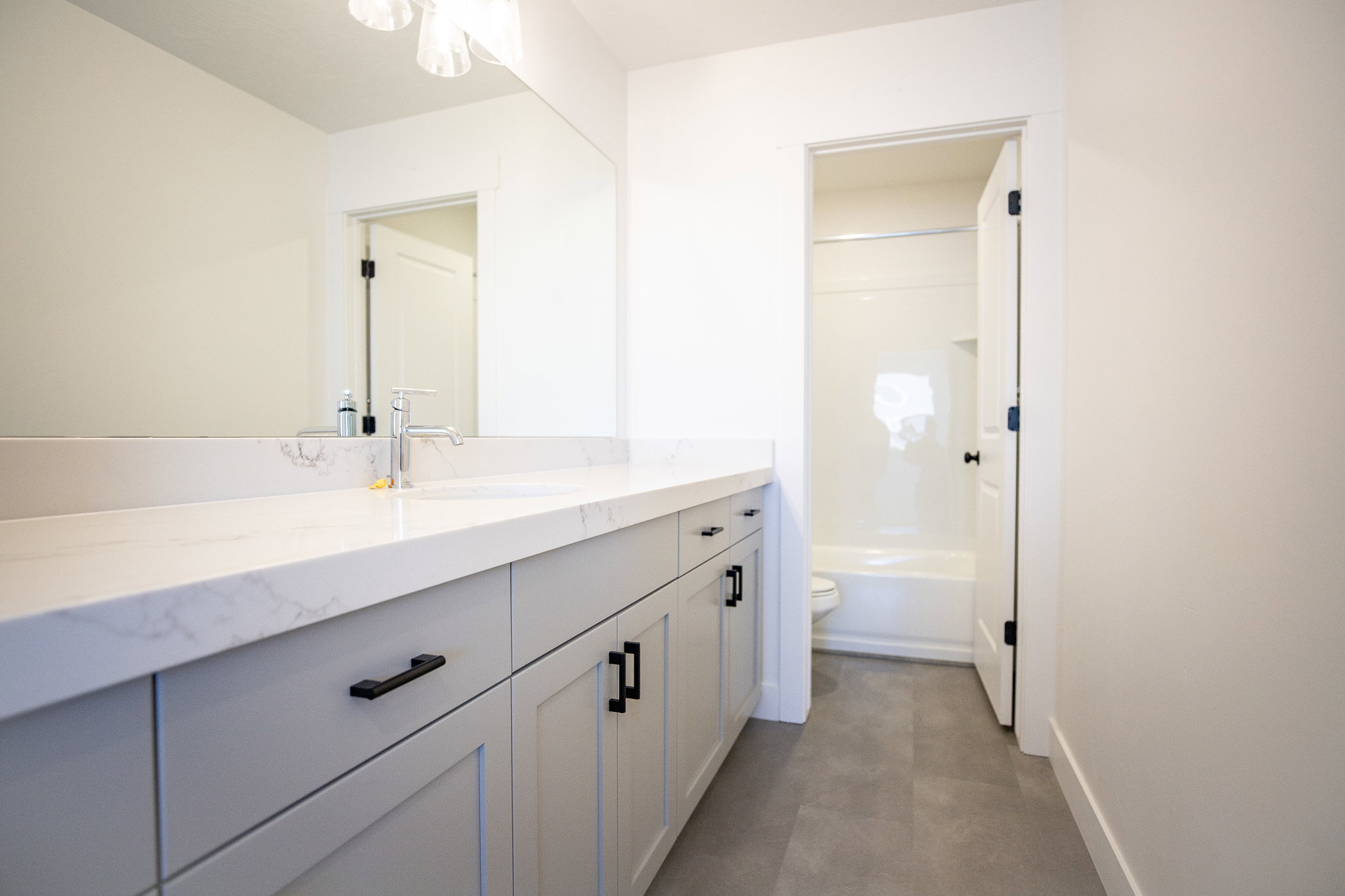 Upstairs Full Bathroom