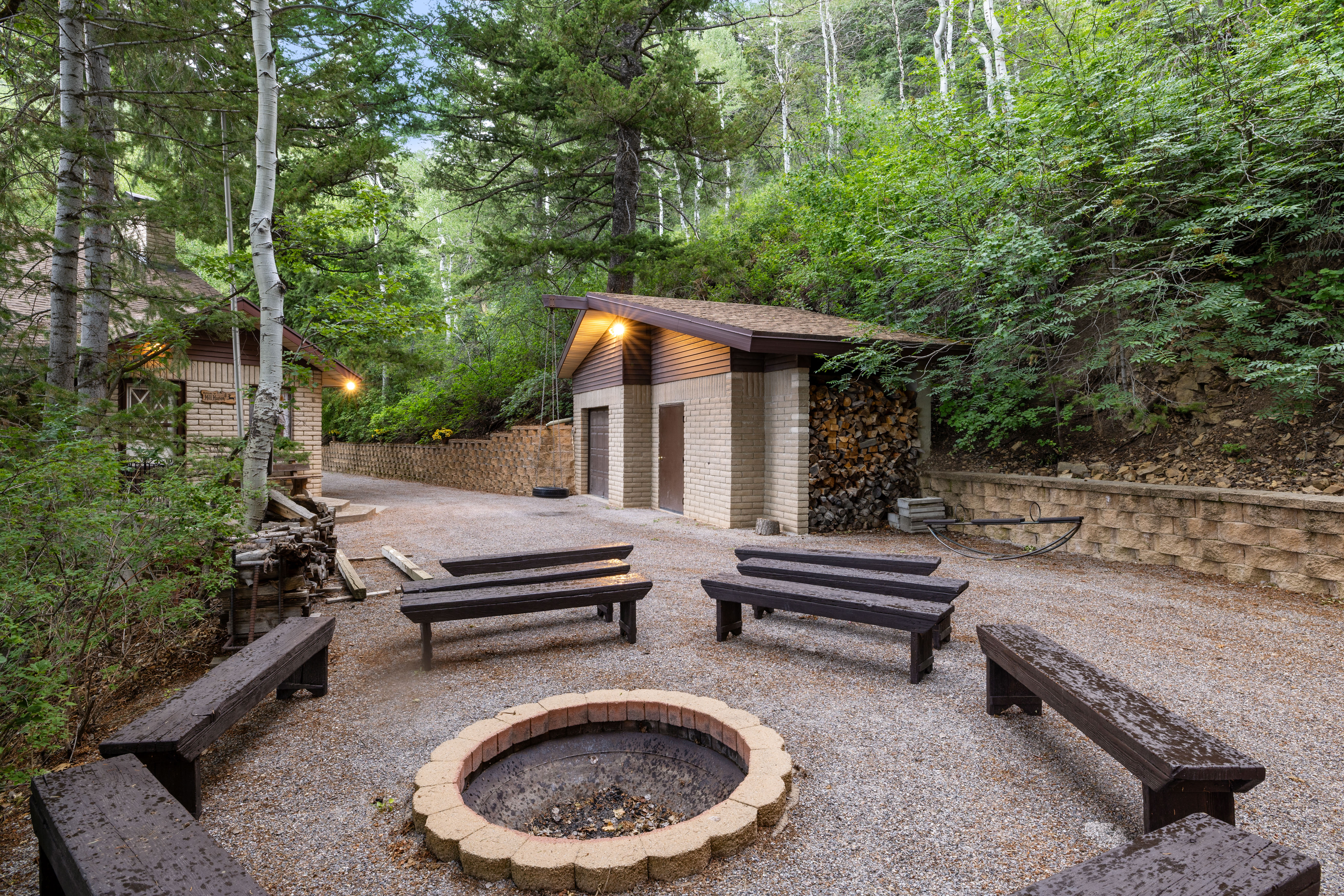 Outdoor fire pit