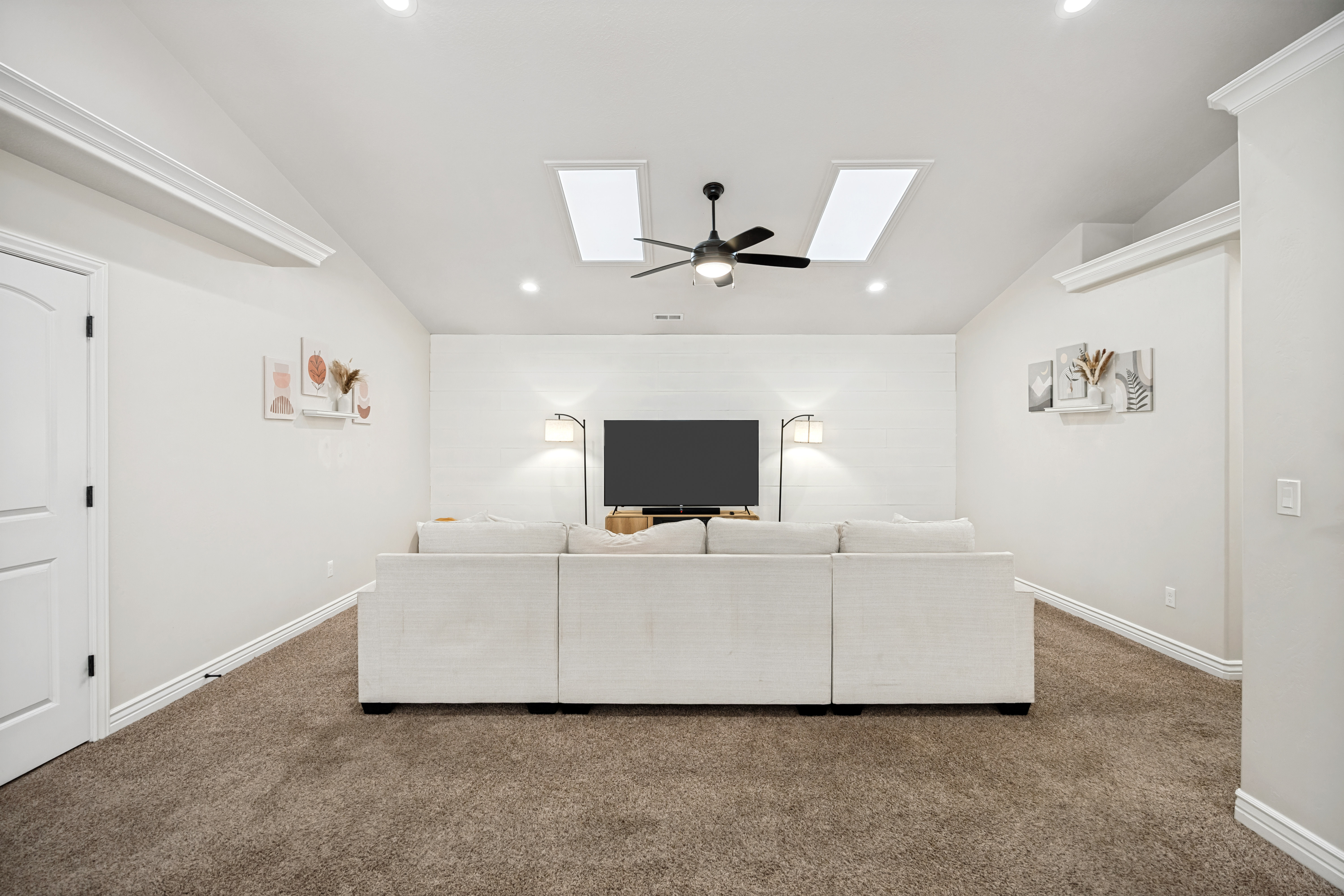Vaulted ceiling with integrated skylights and recessed lighting