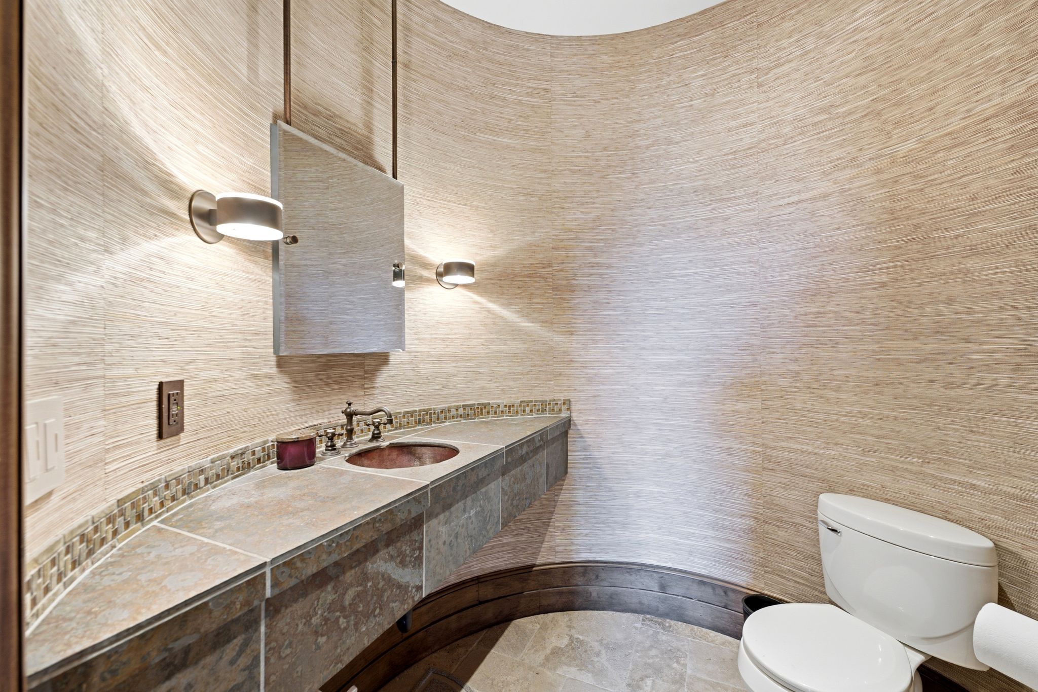 Curved wall design with textured wall tiling