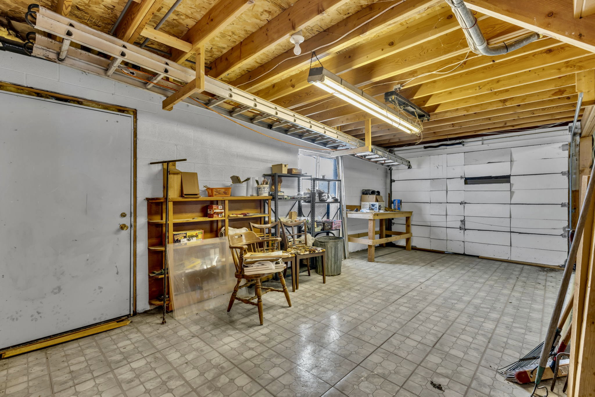 1 car garage was used as  a work shop.