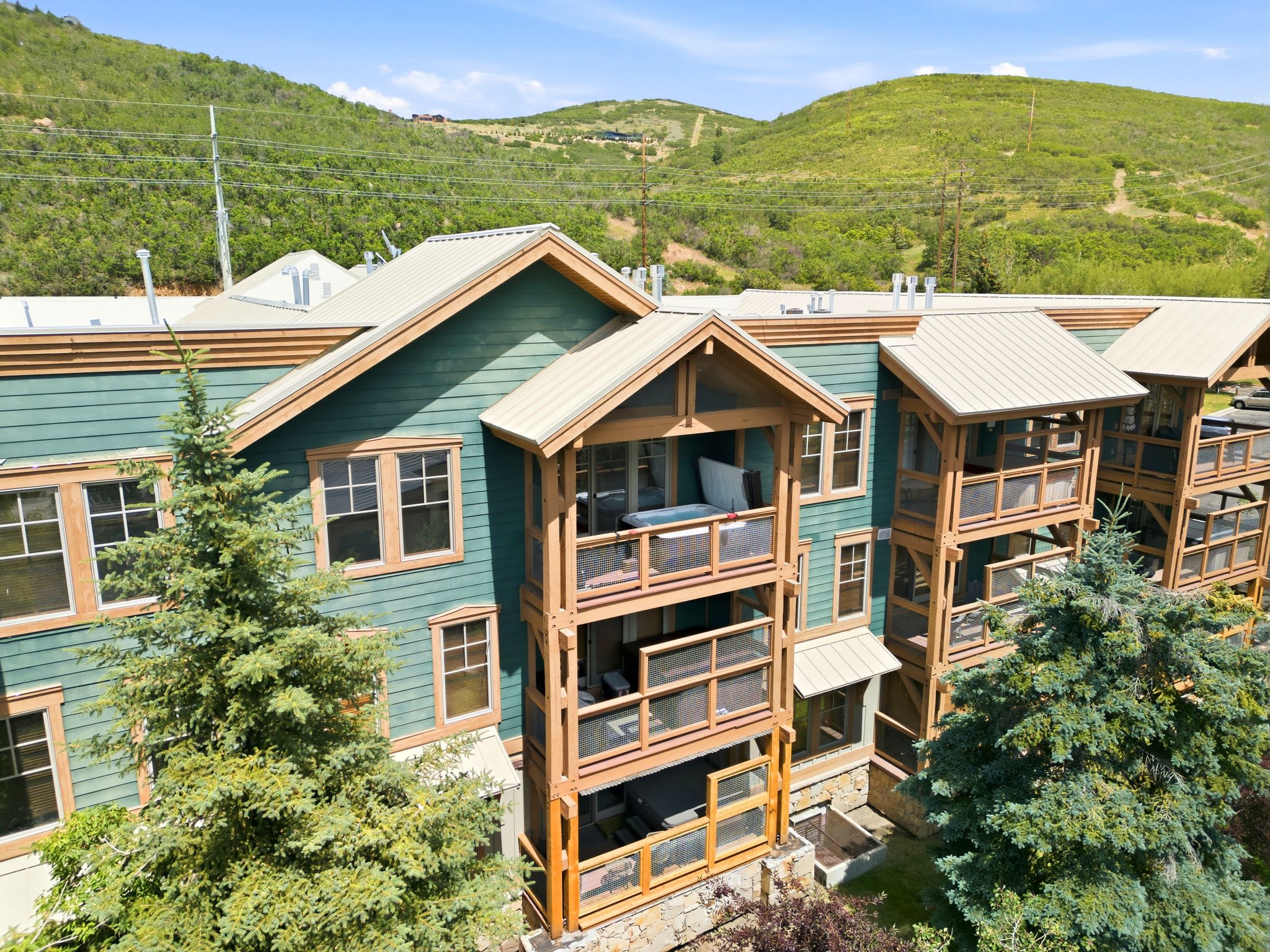 Aerial view of deck, top floor