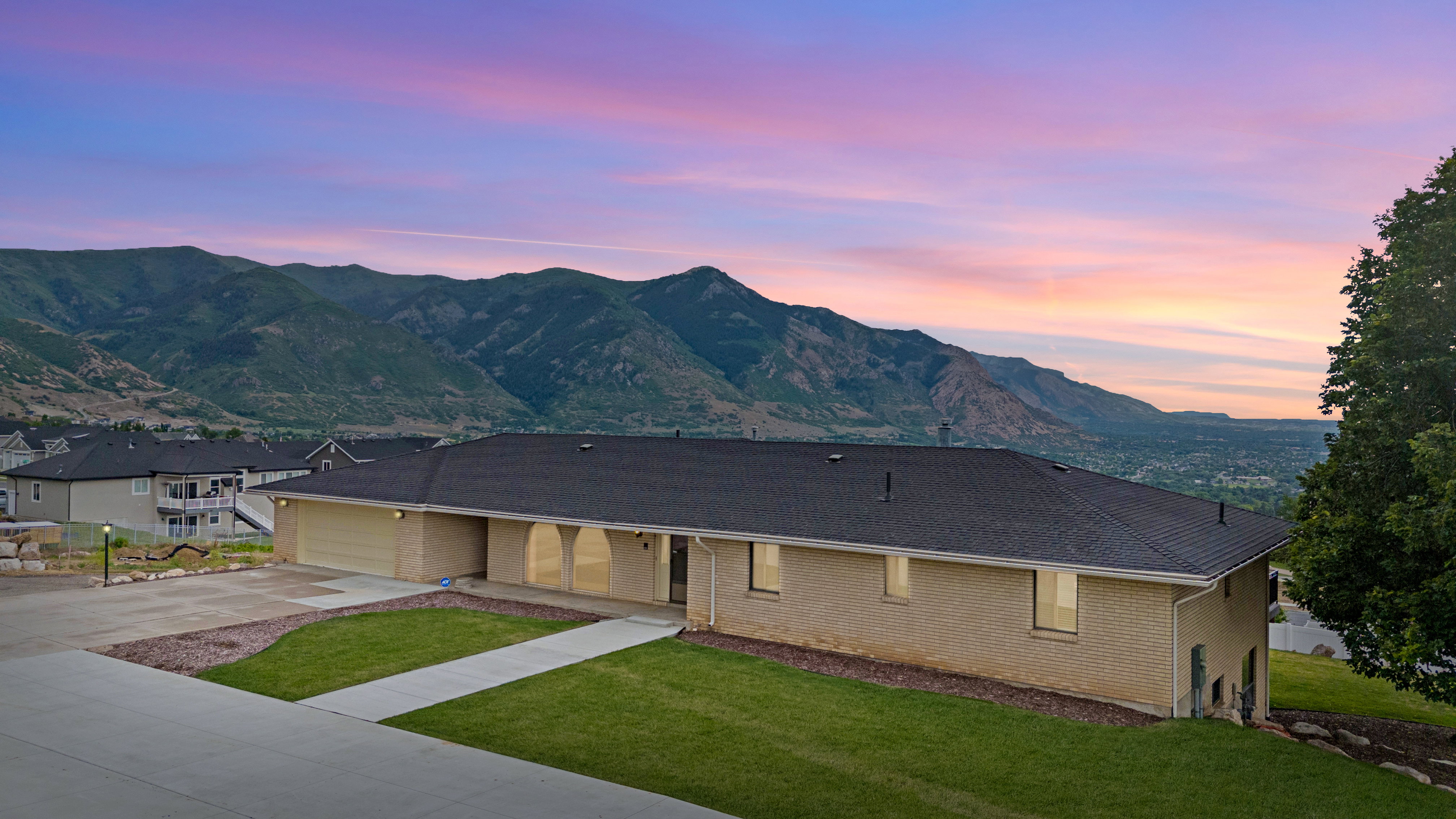 Ranch-style residence featuring a prominent mountain backdrop