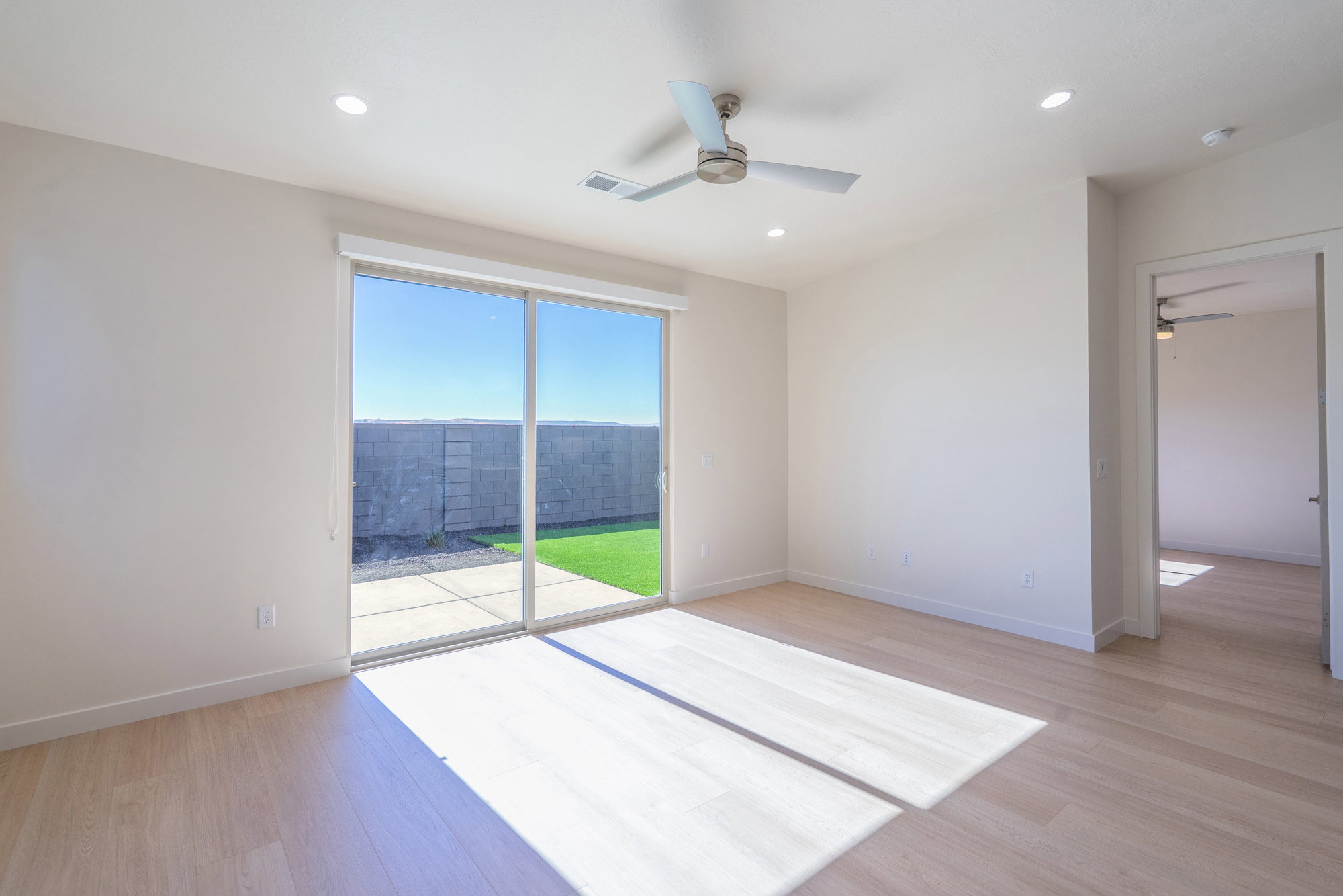 Unfurnished room featuring light wood-style floors, a ceiling fan, and recessed lighting