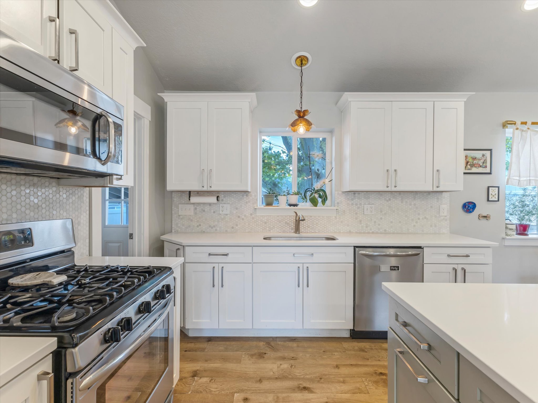 Gas Range and lots of counter space
