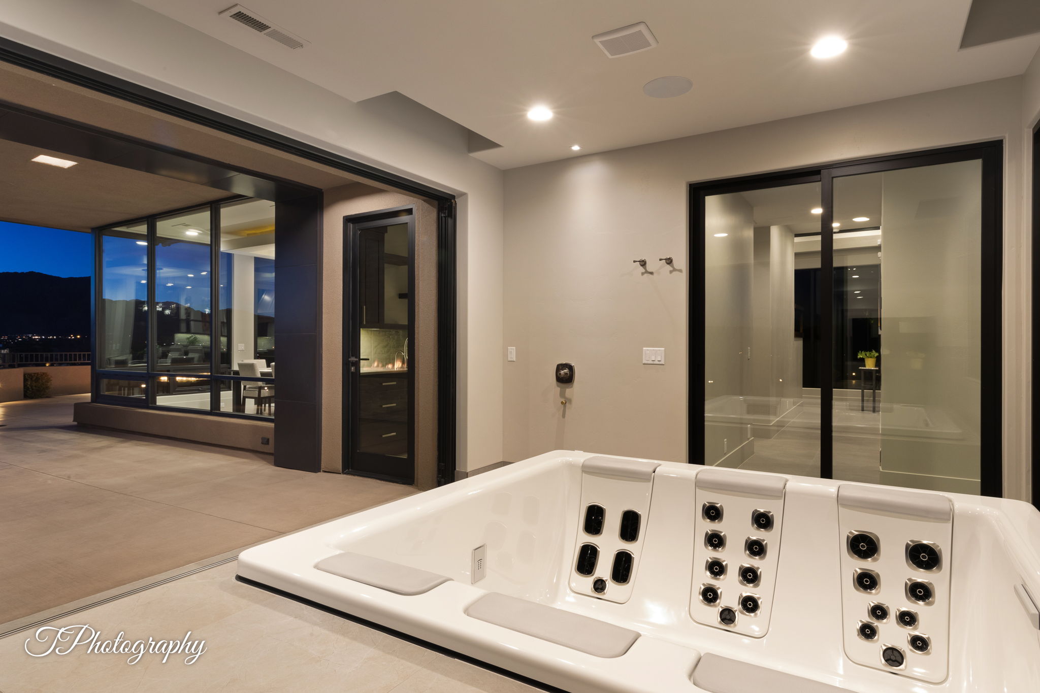 Contemporary soaking tub with integrated controls