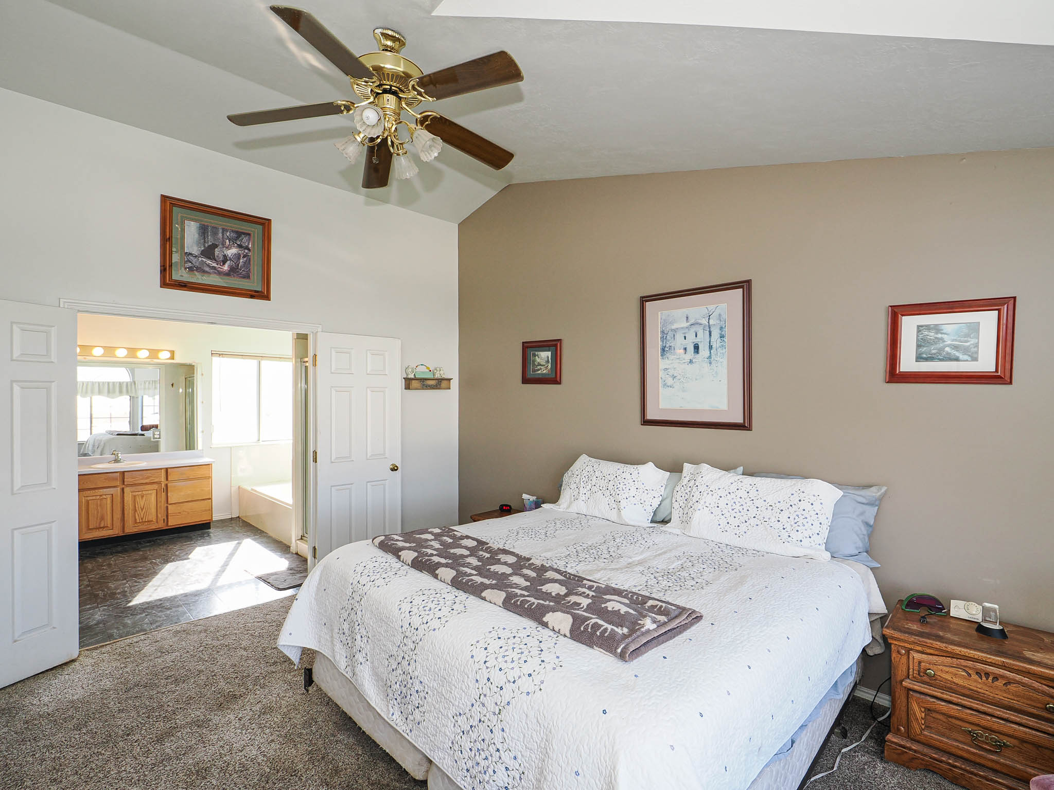 Vaulted ceiling room with ceiling fan light fixture