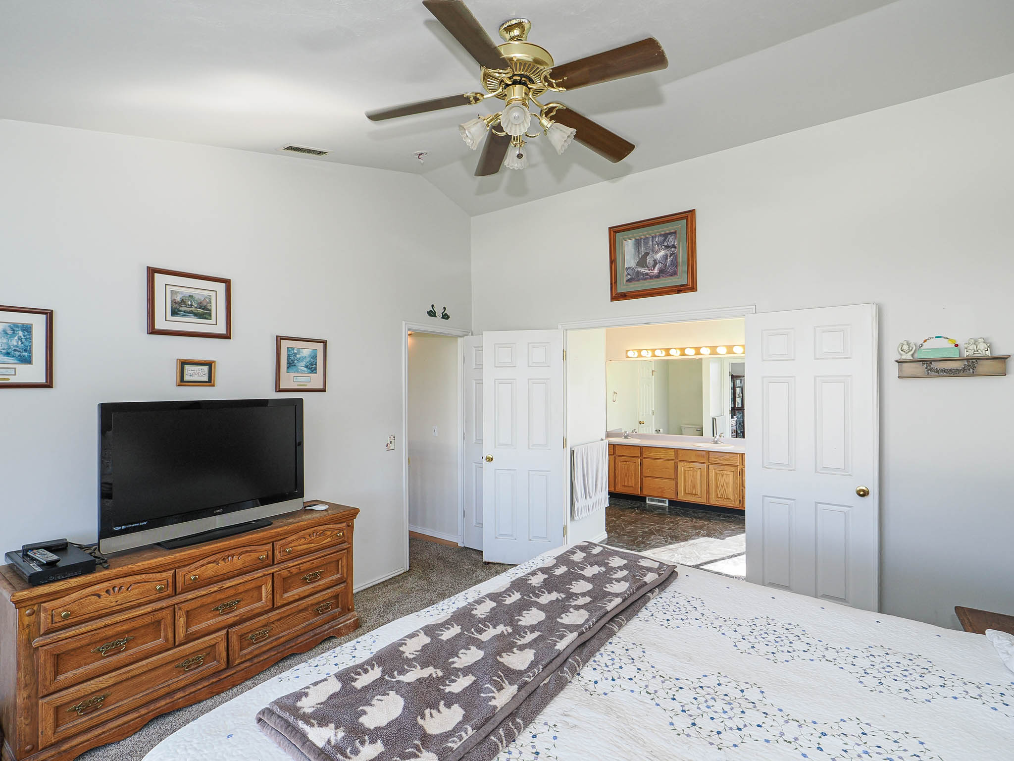 Vaulted ceiling with a ceiling fan and light fixture