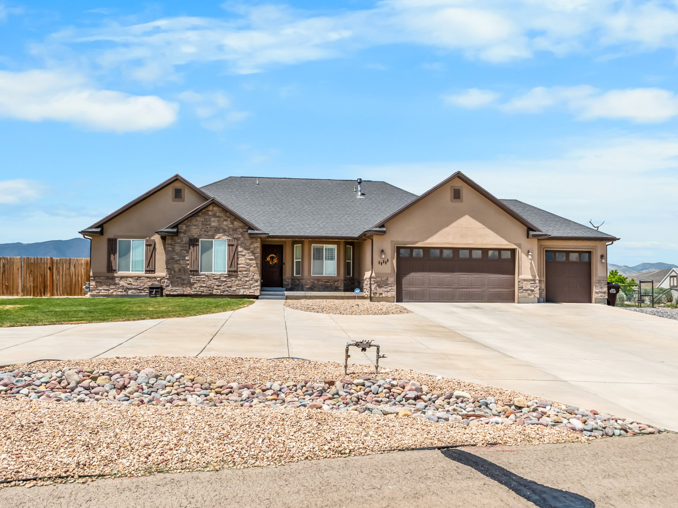 Ranch-style residence featuring a stone and stucco exterior