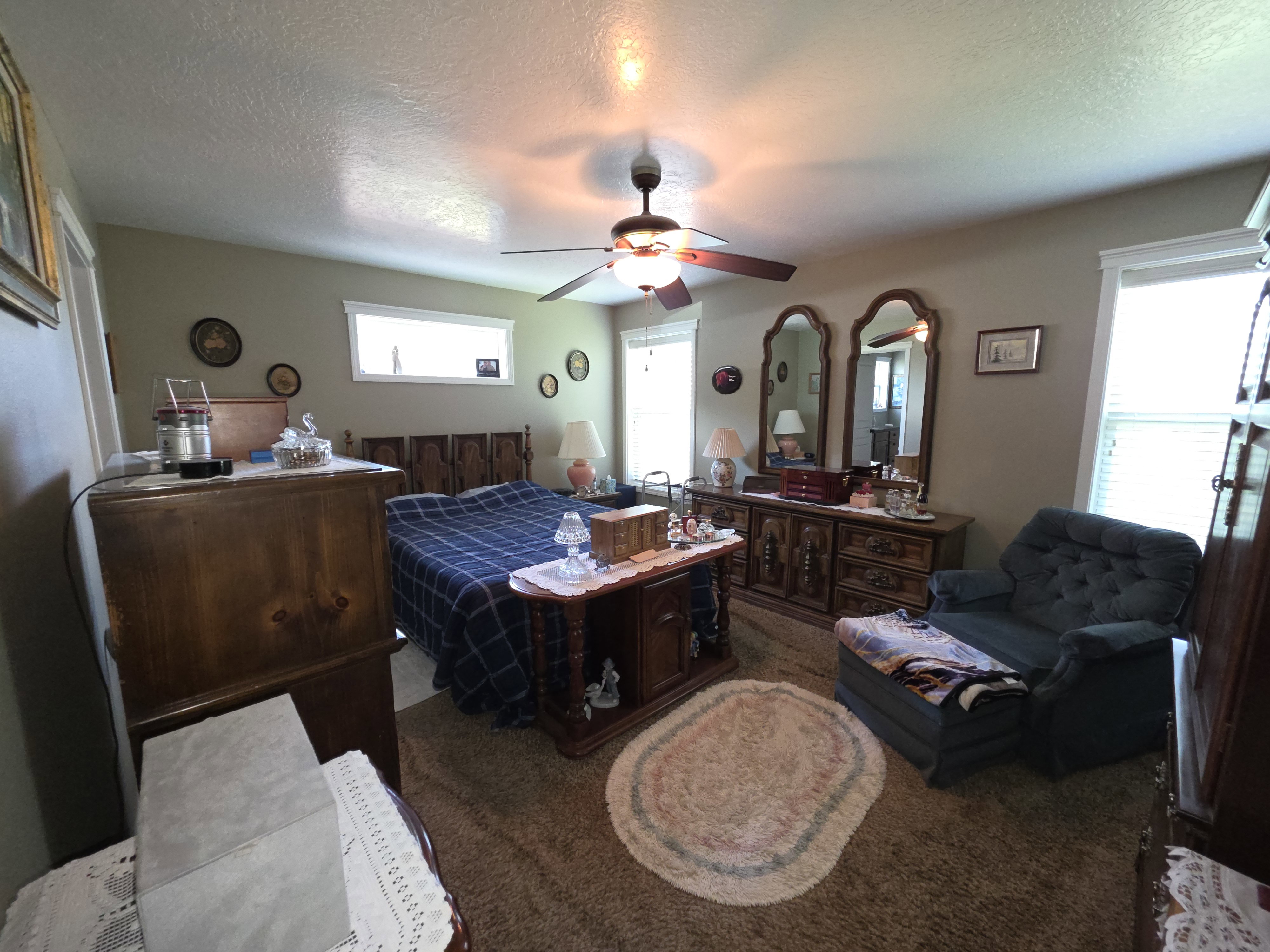 Carpeted room with a ceiling fan light fixture