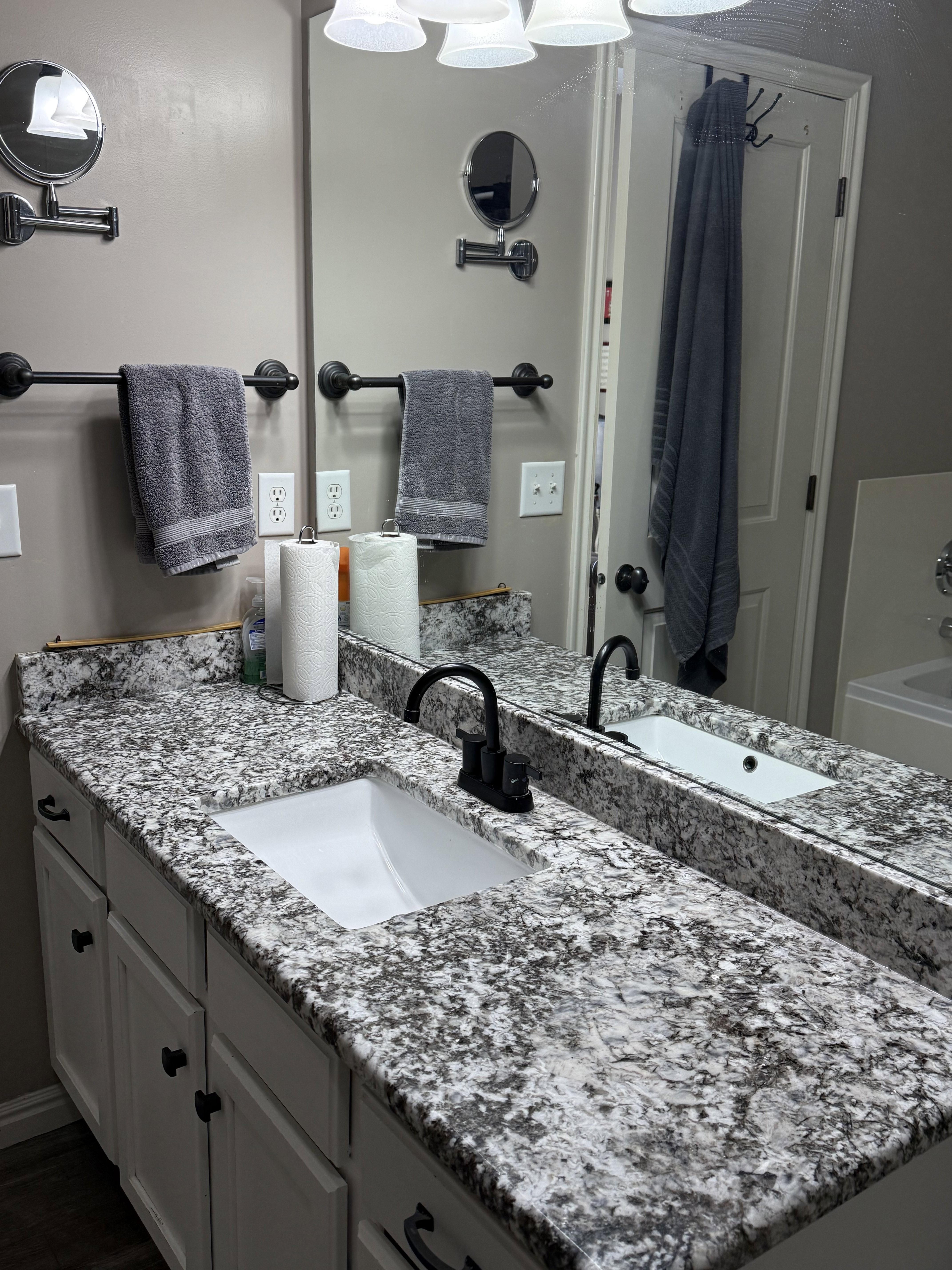 Dual vanity with patterned countertop and integrated sinks