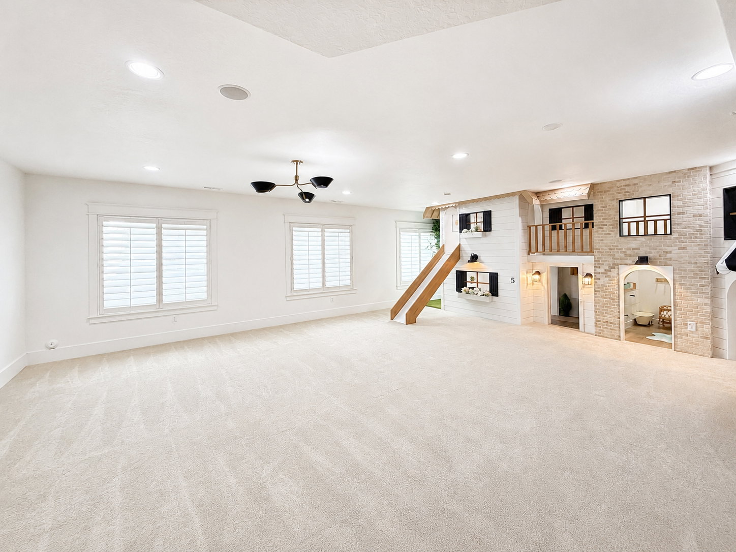 Large family room with Pretend City play area