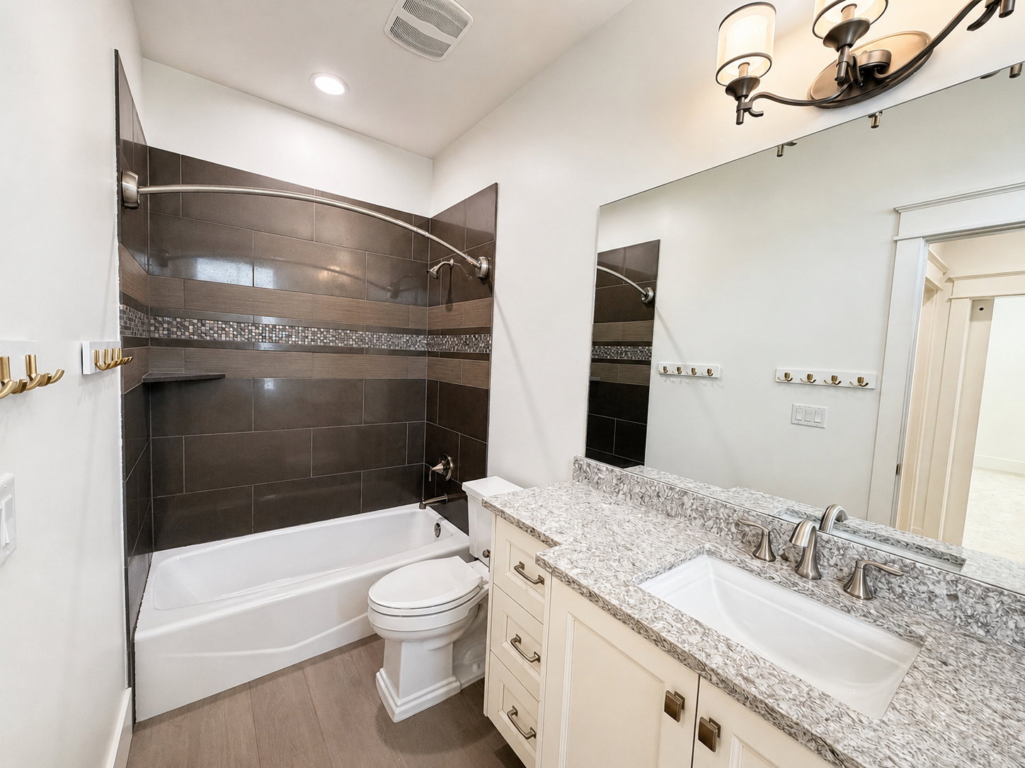 Bunk room's ensuite bath