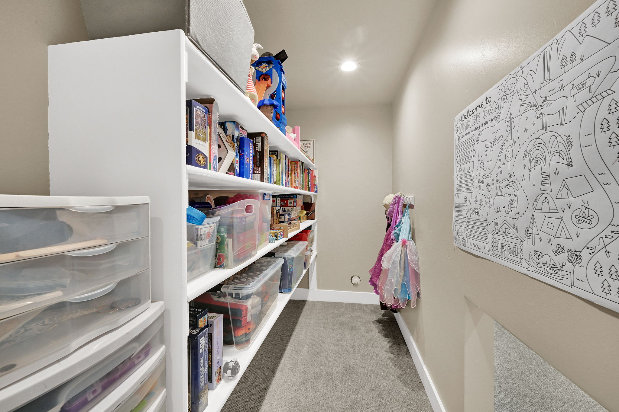 Integrated shelving system with white finishes