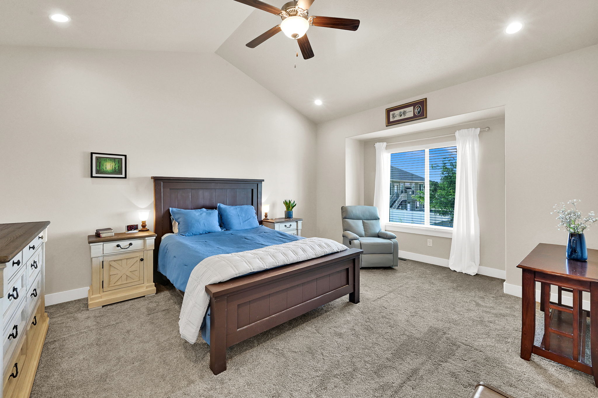 Vaulted ceiling with a ceiling fan, recessed lighting, and carpet flooring