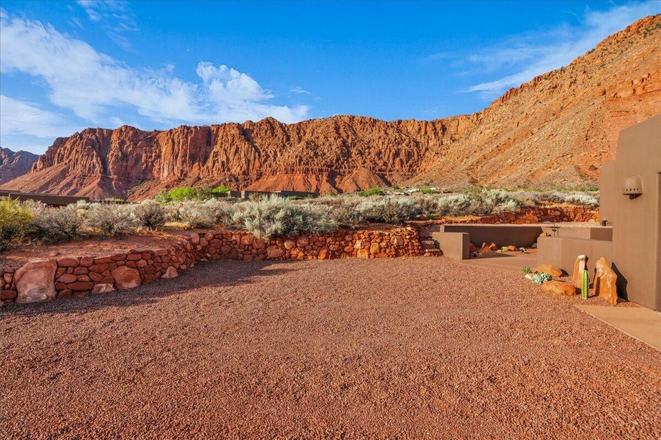 Red rock mountain backdrop